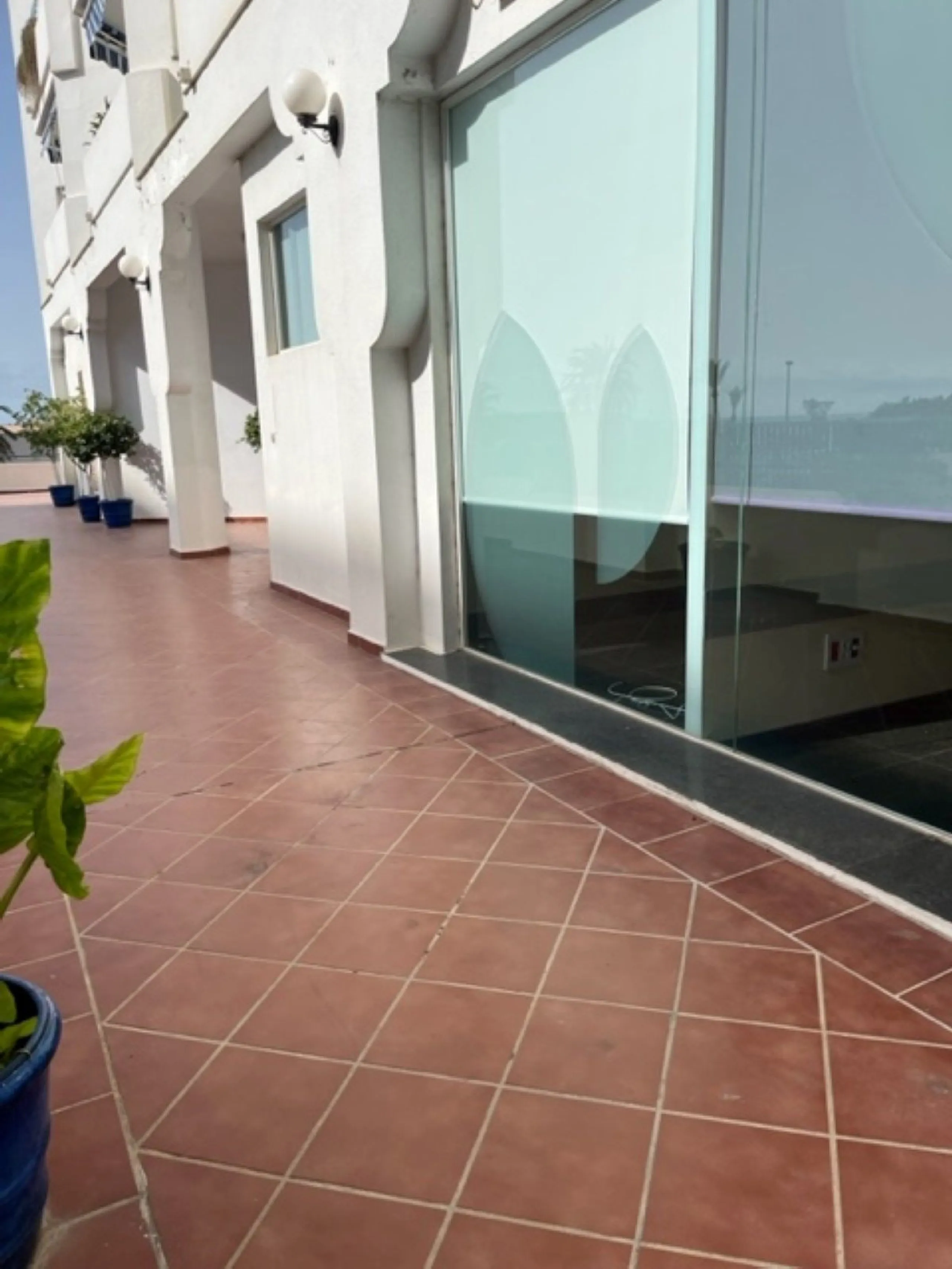 Fantastic Local premises in main Avda. Severo Ochoa of 440 m2 at less than 100 m from Hospital Quirón. It occupies all the ground floor of the building. Is in very good conditions with A/C,2  bathrooms and kitchenette. Views to the port and sea.