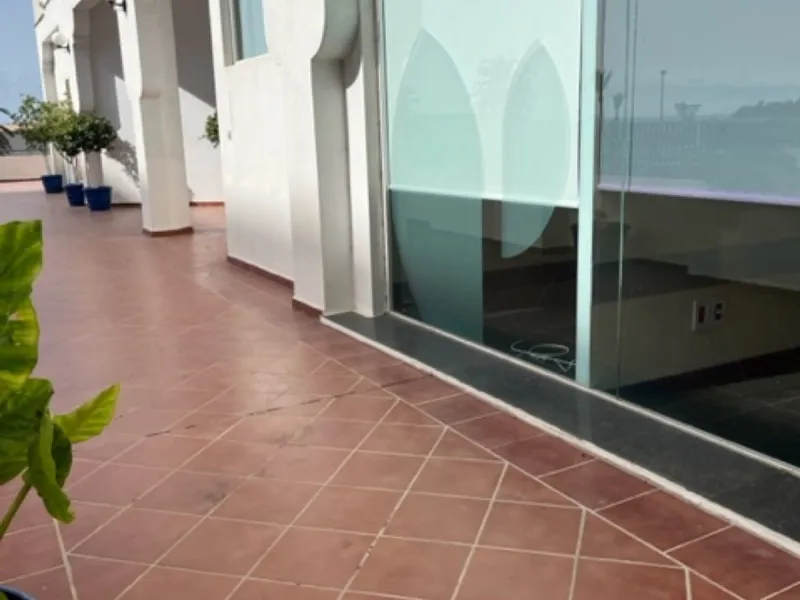 Fantastic Local premises in main Avda. Severo Ochoa of 440 m2 at less than 100 m from Hospital Quirón. It occupies all the ground floor of the building. Is in very good conditions with A/C,2  bathrooms and kitchenette. Views to the port and sea.