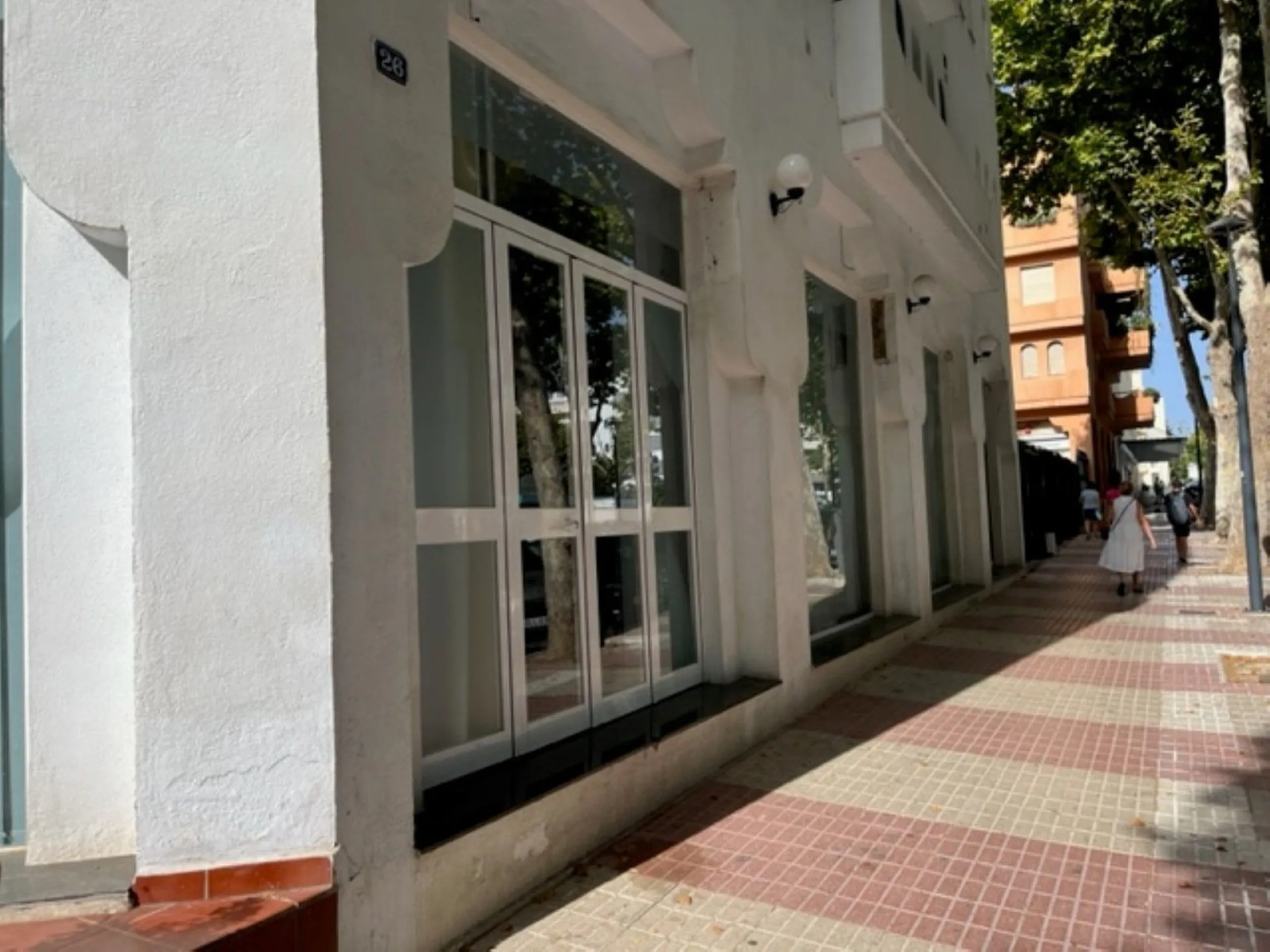 Fantastic Local premises in main Avda. Severo Ochoa of 440 m2 at less than 100 m from Hospital Quirón. It occupies all the ground floor of the building. Is in very good conditions with A/C,2  bathrooms and kitchenette. Views to the port and sea.