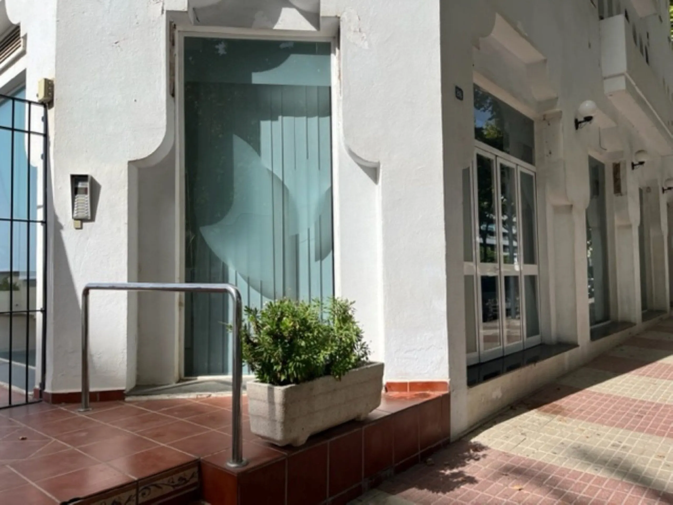 Fantastic Local premises in main Avda. Severo Ochoa of 440 m2 at less than 100 m from Hospital Quirón. It occupies all the ground floor of the building. Is in very good conditions with A/C,2  bathrooms and kitchenette. Views to the port and sea.