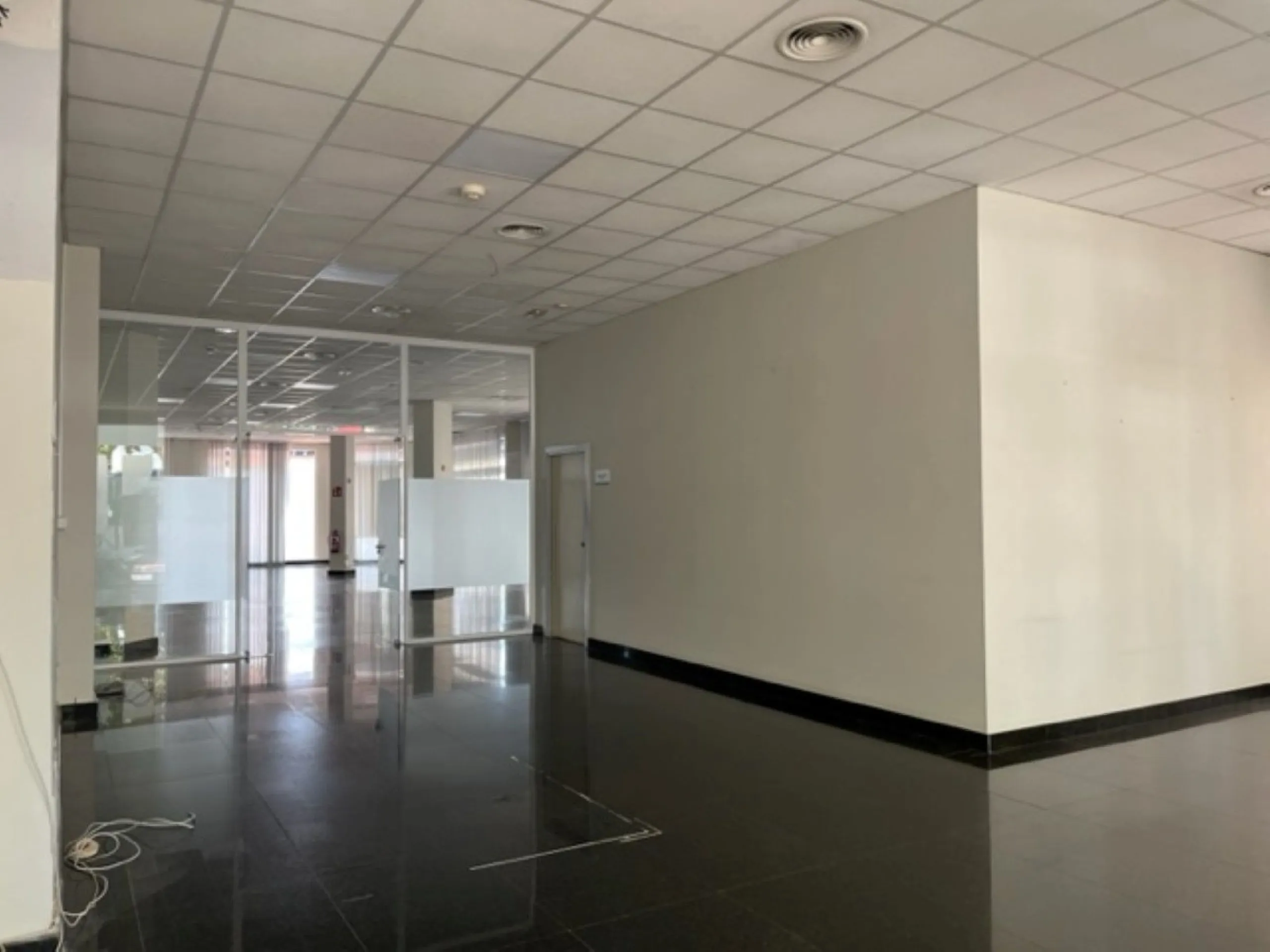 Fantastic Local premises in main Avda. Severo Ochoa of 440 m2 at less than 100 m from Hospital Quirón. It occupies all the ground floor of the building. Is in very good conditions with A/C,2  bathrooms and kitchenette. Views to the port and sea.