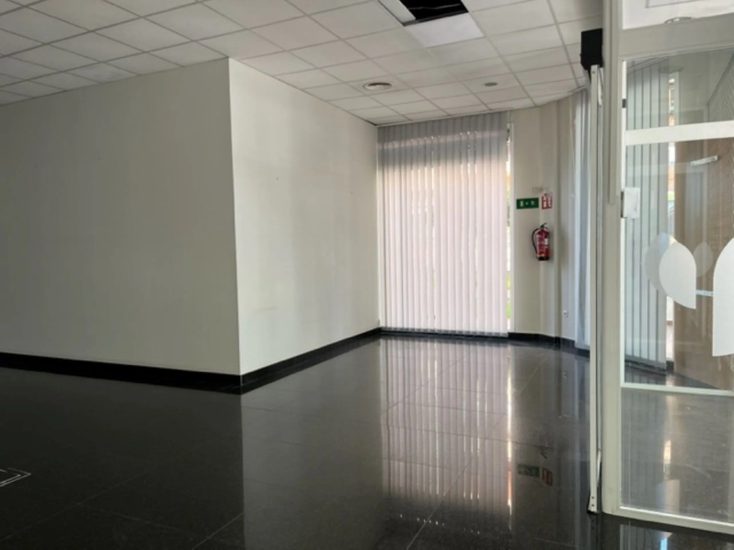 Fantastic Local premises in main Avda. Severo Ochoa of 440 m2 at less than 100 m from Hospital Quirón. It occupies all the ground floor of the building. Is in very good conditions with A/C,2  bathrooms and kitchenette. Views to the port and sea.