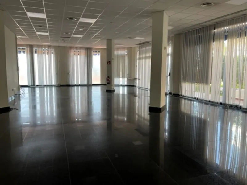 Fantastic Local premises in main Avda. Severo Ochoa of 440 m2 at less than 100 m from Hospital Quirón. It occupies all the ground floor of the building. Is in very good conditions with A/C,2  bathrooms and kitchenette. Views to the port and sea.