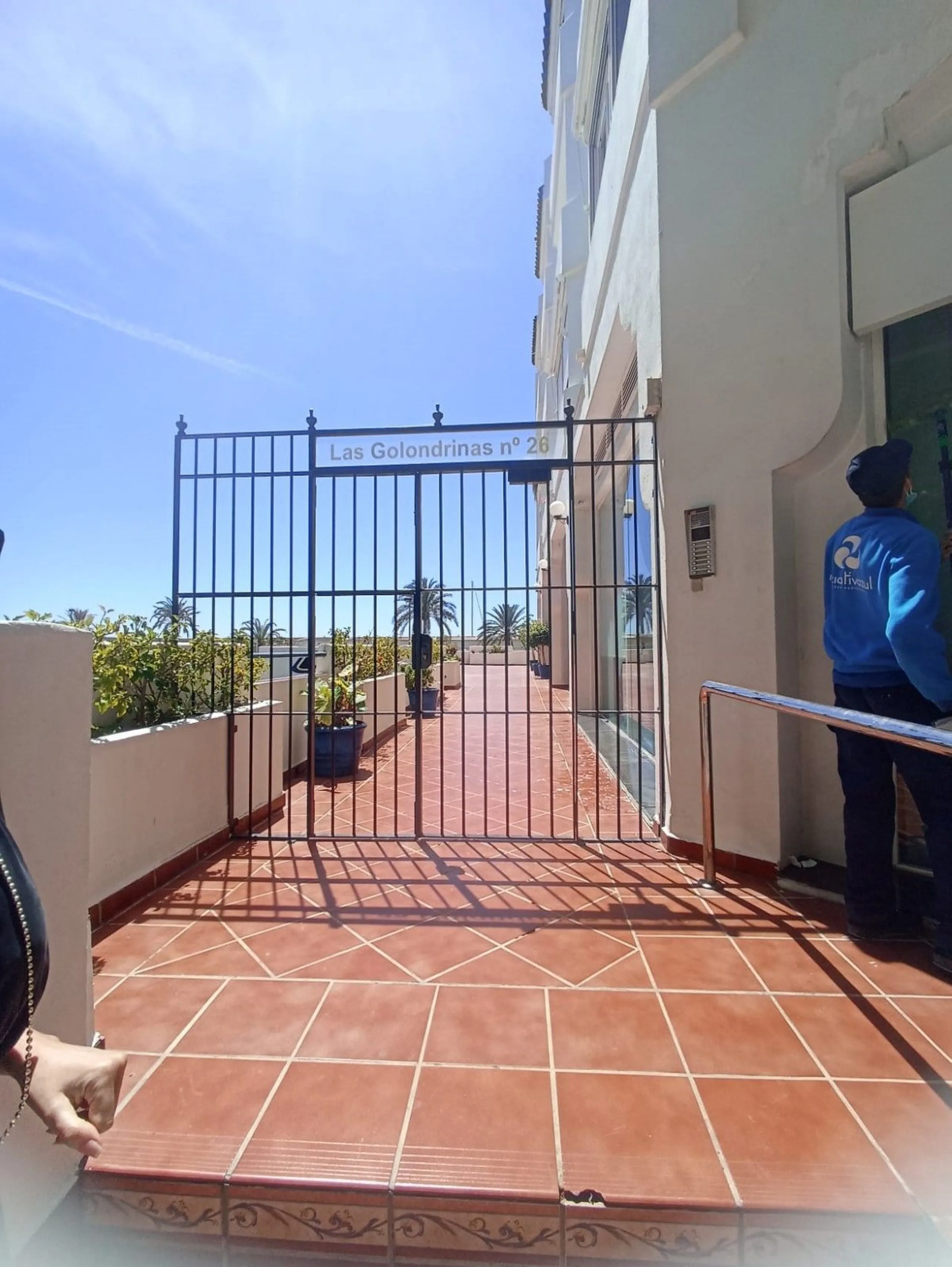 Fantastic Local premises in main Avda. Severo Ochoa of 440 m2 at less than 100 m from Hospital Quirón. It occupies all the ground floor of the building. Is in very good conditions with A/C,2  bathrooms and kitchenette. Views to the port and sea.