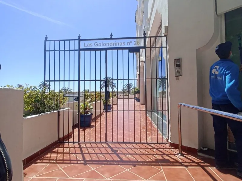 Fantastic Local premises in main Avda. Severo Ochoa of 440 m2 at less than 100 m from Hospital Quirón. It occupies all the ground floor of the building. Is in very good conditions with A/C,2  bathrooms and kitchenette. Views to the port and sea.