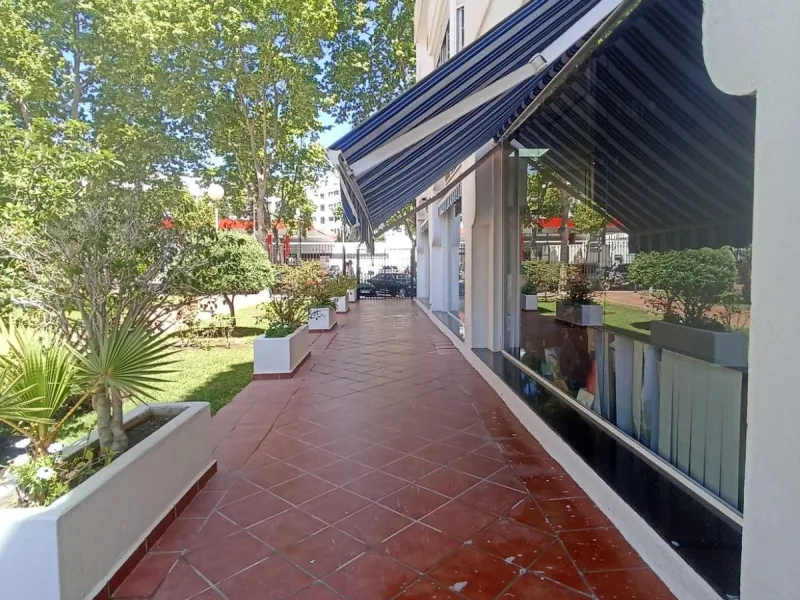 Fantastic Local premises in main Avda. Severo Ochoa of 440 m2 at less than 100 m from Hospital Quirón. It occupies all the ground floor of the building. Is in very good conditions with A/C,2  bathrooms and kitchenette. Views to the port and sea.