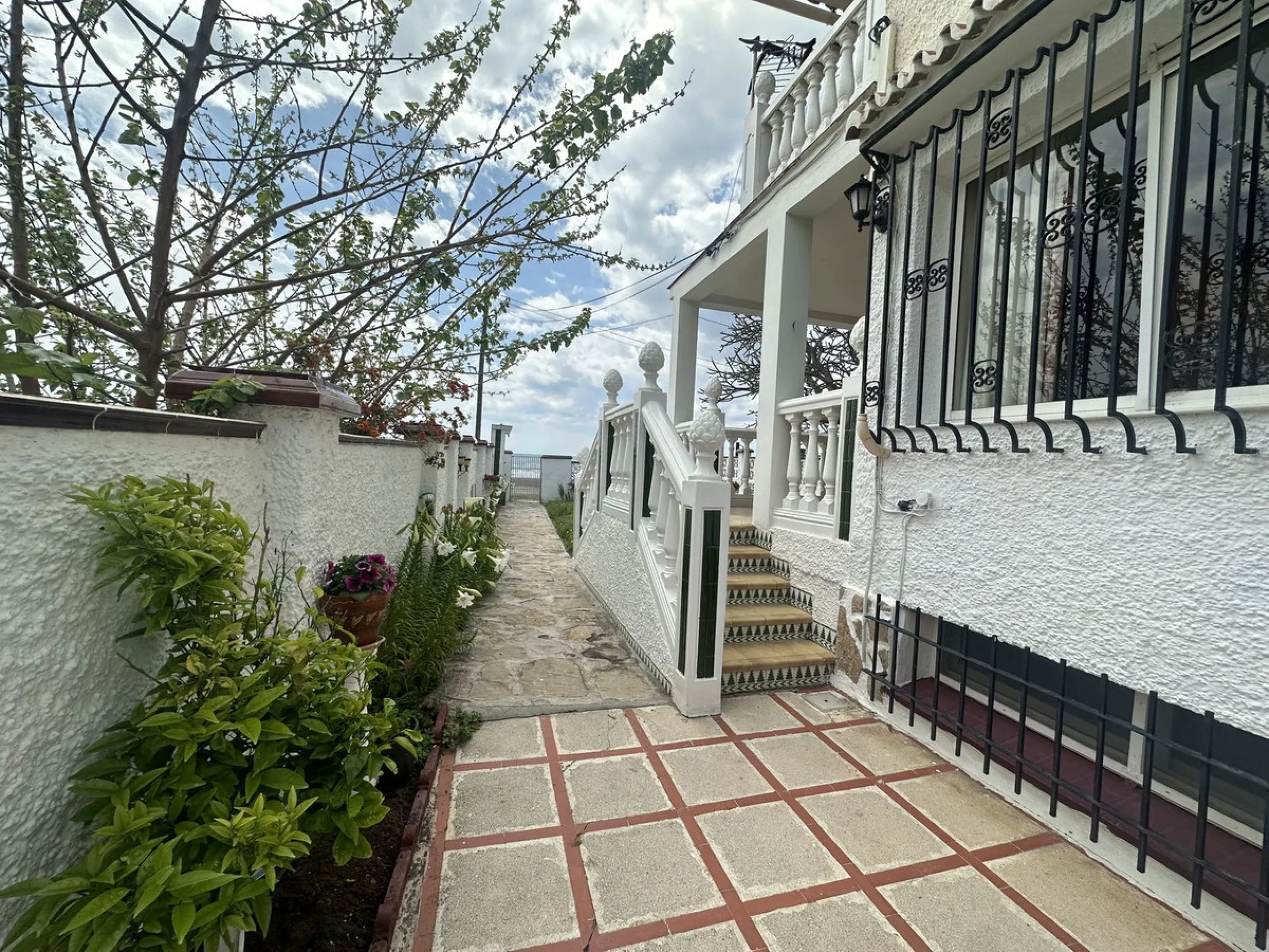 Beachfront! Semi-detached house in need of renovation with direct access to the beach, a beautiful front garden with the possibility of creating a pool, and a cozy patio at the rear. It is distributed over two floors: a living-dining room, a bathroom, and