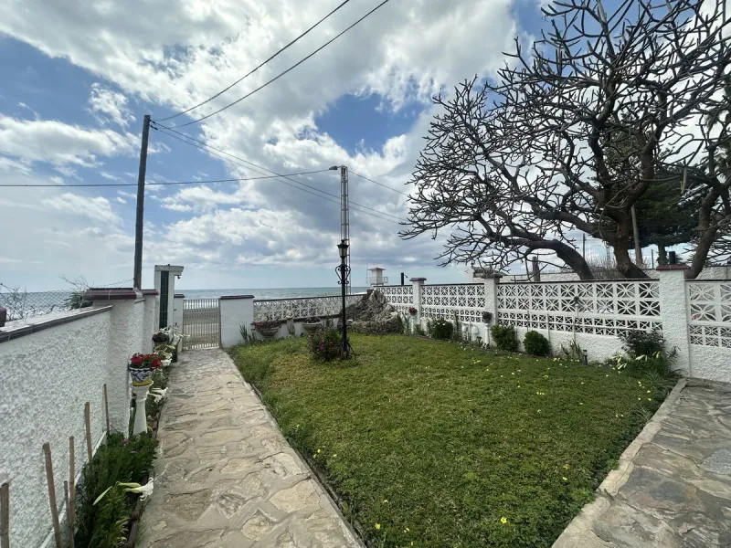 Beachfront! Semi-detached house in need of renovation with direct access to the beach, a beautiful front garden with the possibility of creating a pool, and a cozy patio at the rear. It is distributed over two floors: a living-dining room, a bathroom, and