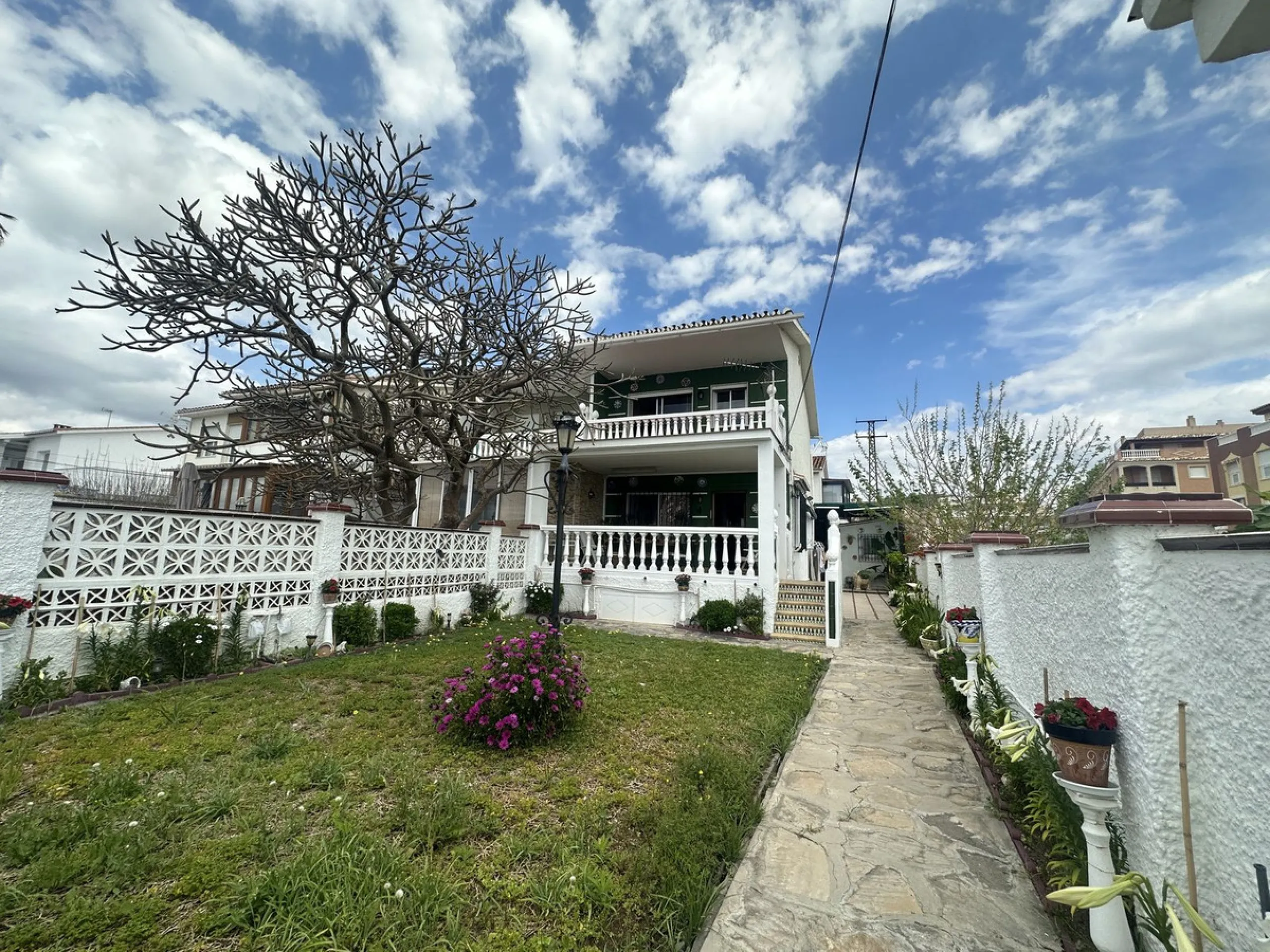 Beachfront! Semi-detached house in need of renovation with direct access to the beach, a beautiful front garden with the possibility of creating a pool, and a cozy patio at the rear. It is distributed over two floors: a living-dining room, a bathroom, and