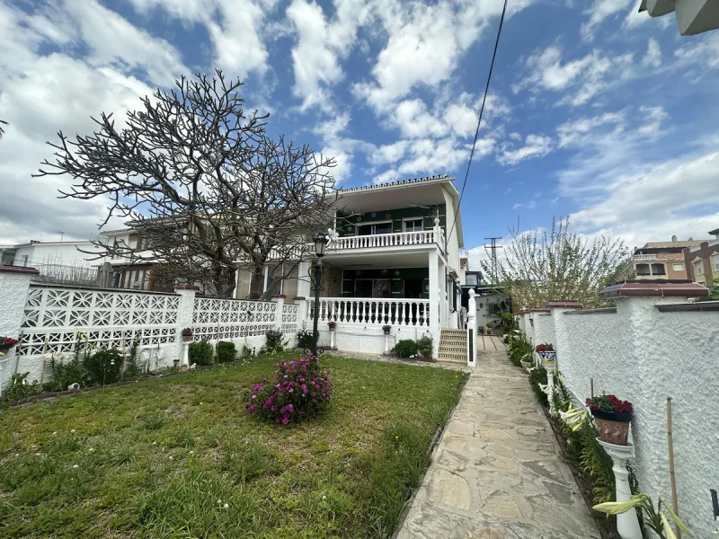 Beachfront! Semi-detached house in need of renovation with direct access to the beach, a beautiful front garden with the possibility of creating a pool, and a cozy patio at the rear. It is distributed over two floors: a living-dining room, a bathroom, and