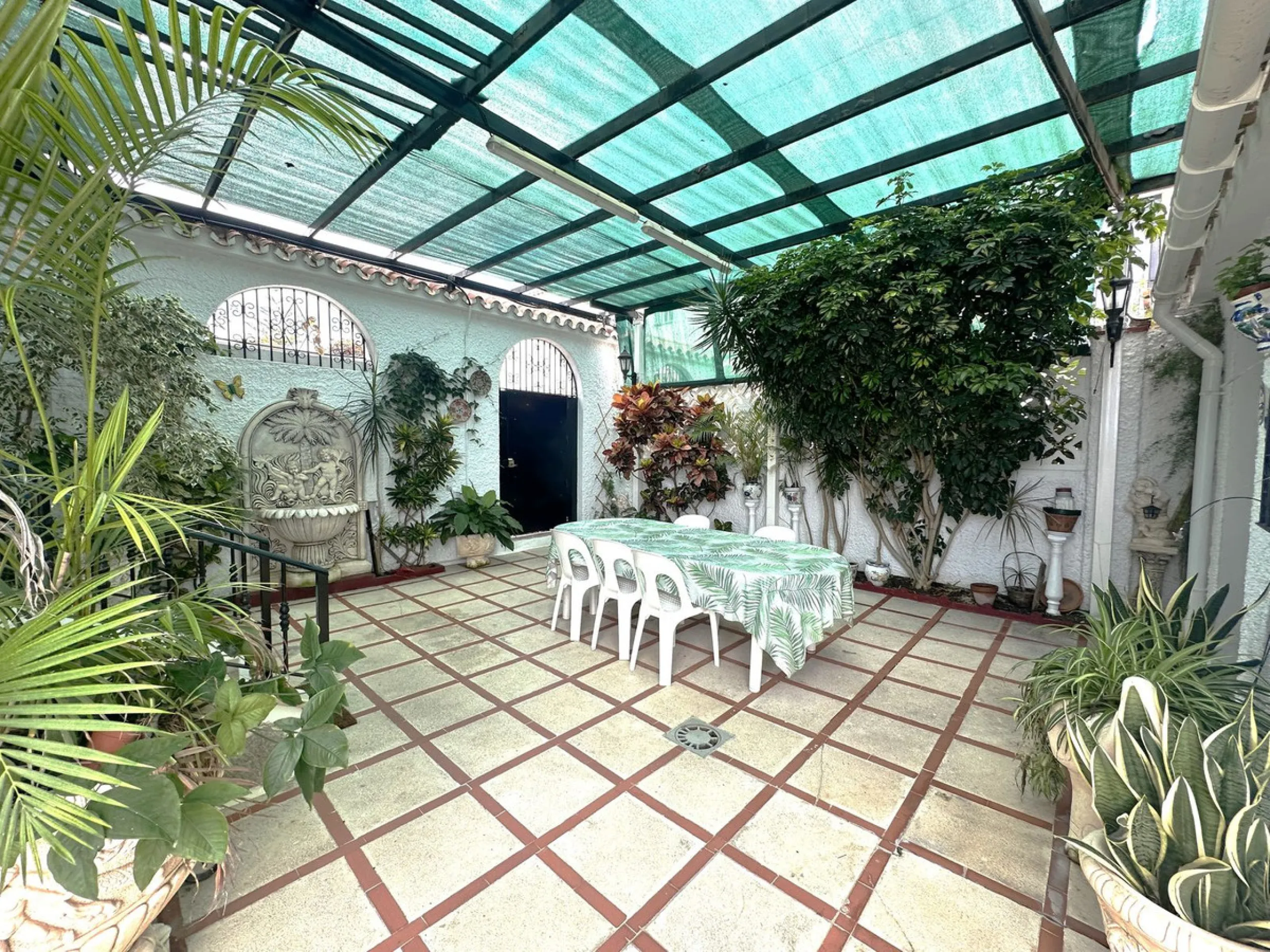 Beachfront! Semi-detached house in need of renovation with direct access to the beach, a beautiful front garden with the possibility of creating a pool, and a cozy patio at the rear. It is distributed over two floors: a living-dining room, a bathroom, and