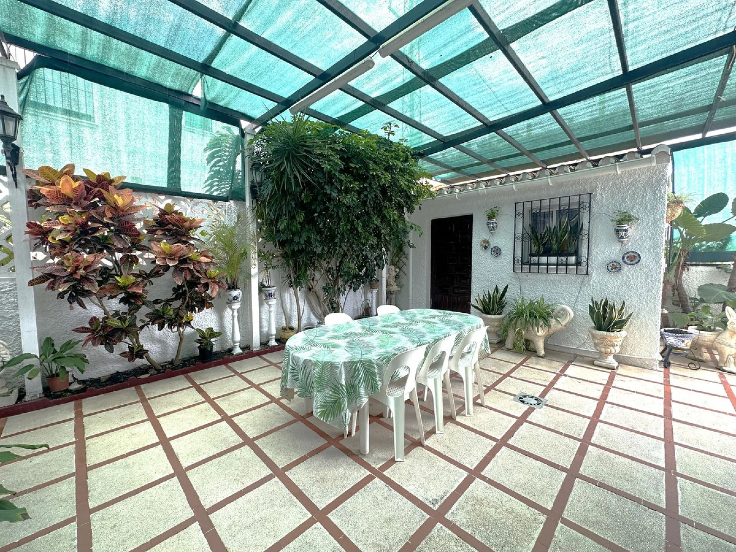 Beachfront! Semi-detached house in need of renovation with direct access to the beach, a beautiful front garden with the possibility of creating a pool, and a cozy patio at the rear. It is distributed over two floors: a living-dining room, a bathroom, and