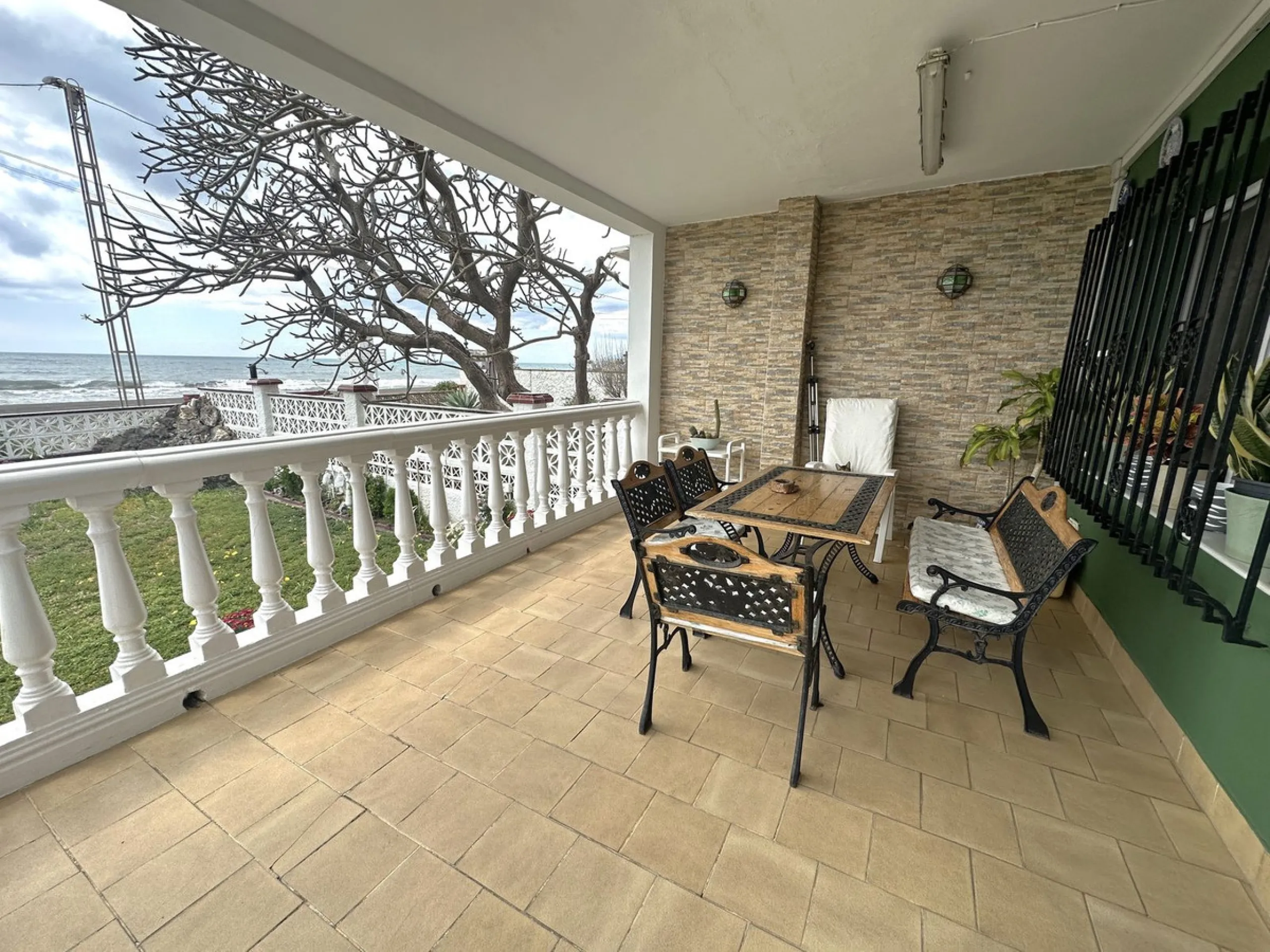 Beachfront! Semi-detached house in need of renovation with direct access to the beach, a beautiful front garden with the possibility of creating a pool, and a cozy patio at the rear. It is distributed over two floors: a living-dining room, a bathroom, and