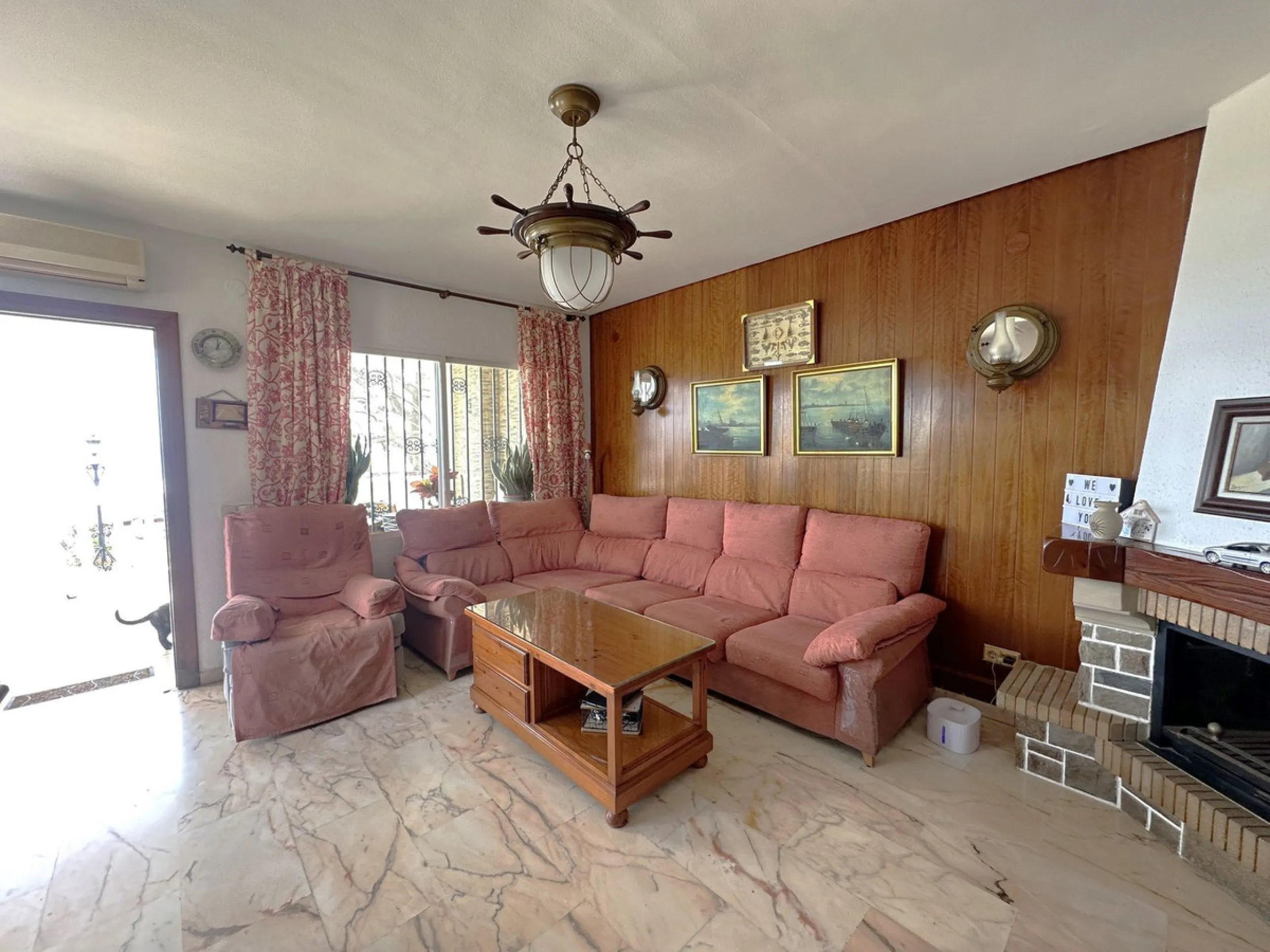 Beachfront! Semi-detached house in need of renovation with direct access to the beach, a beautiful front garden with the possibility of creating a pool, and a cozy patio at the rear. It is distributed over two floors: a living-dining room, a bathroom, and