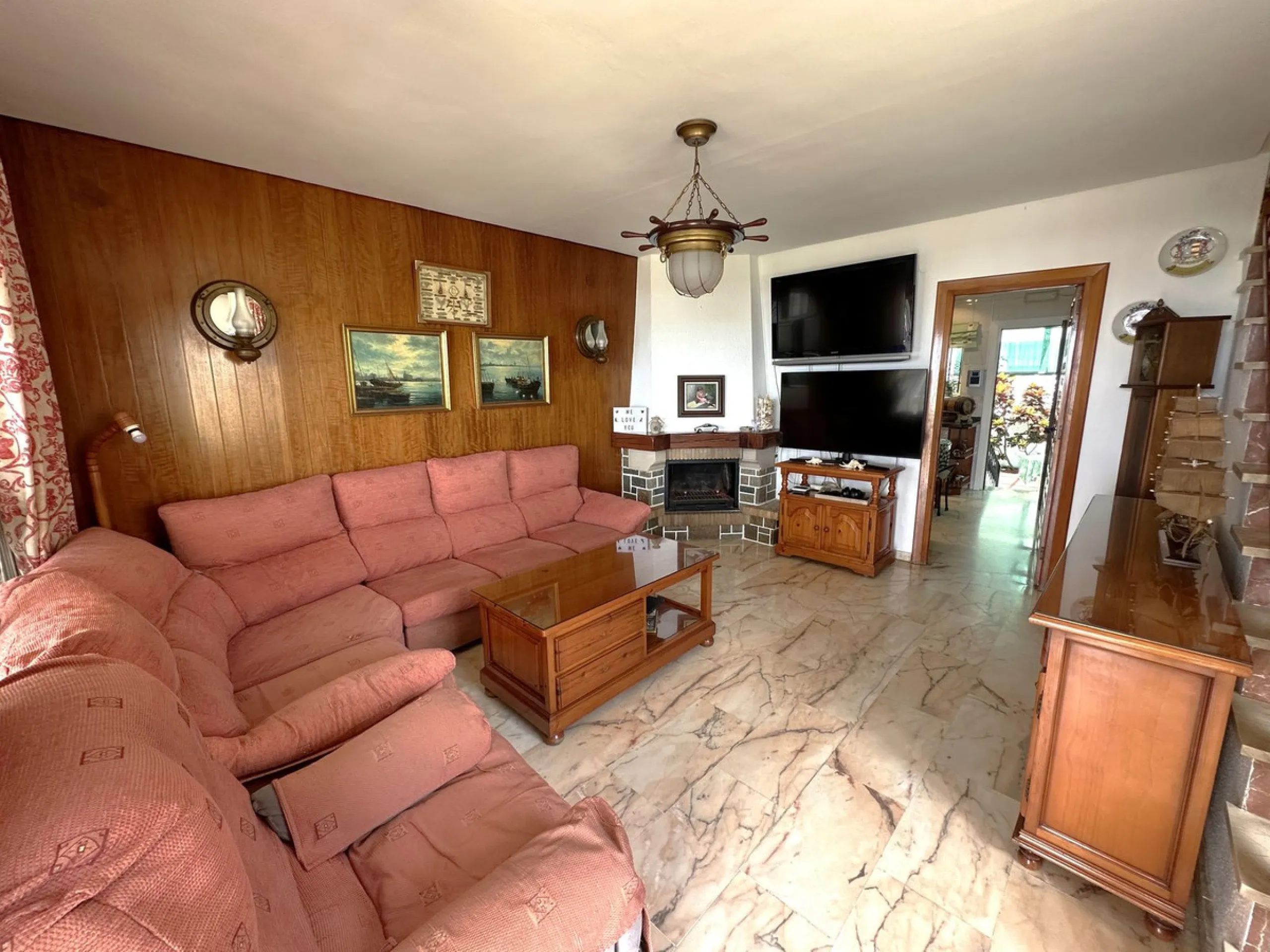 Beachfront! Semi-detached house in need of renovation with direct access to the beach, a beautiful front garden with the possibility of creating a pool, and a cozy patio at the rear. It is distributed over two floors: a living-dining room, a bathroom, and