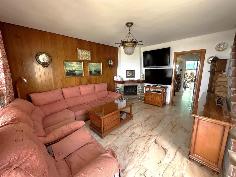 Beachfront! Semi-detached house in need of renovation with direct access to the beach, a beautiful front garden with the possibility of creating a pool, and a cozy patio at the rear. It is distributed over two floors: a living-dining room, a bathroom, and