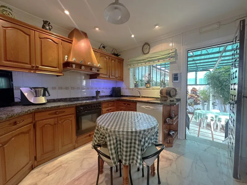 Beachfront! Semi-detached house in need of renovation with direct access to the beach, a beautiful front garden with the possibility of creating a pool, and a cozy patio at the rear. It is distributed over two floors: a living-dining room, a bathroom, and
