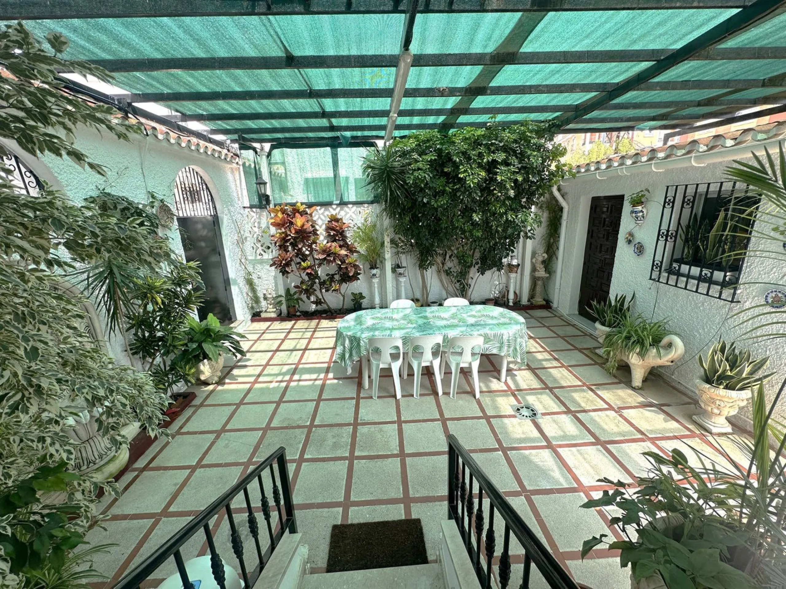 Beachfront! Semi-detached house in need of renovation with direct access to the beach, a beautiful front garden with the possibility of creating a pool, and a cozy patio at the rear. It is distributed over two floors: a living-dining room, a bathroom, and