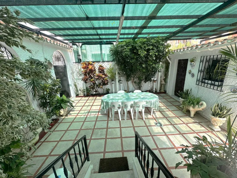 Beachfront! Semi-detached house in need of renovation with direct access to the beach, a beautiful front garden with the possibility of creating a pool, and a cozy patio at the rear. It is distributed over two floors: a living-dining room, a bathroom, and