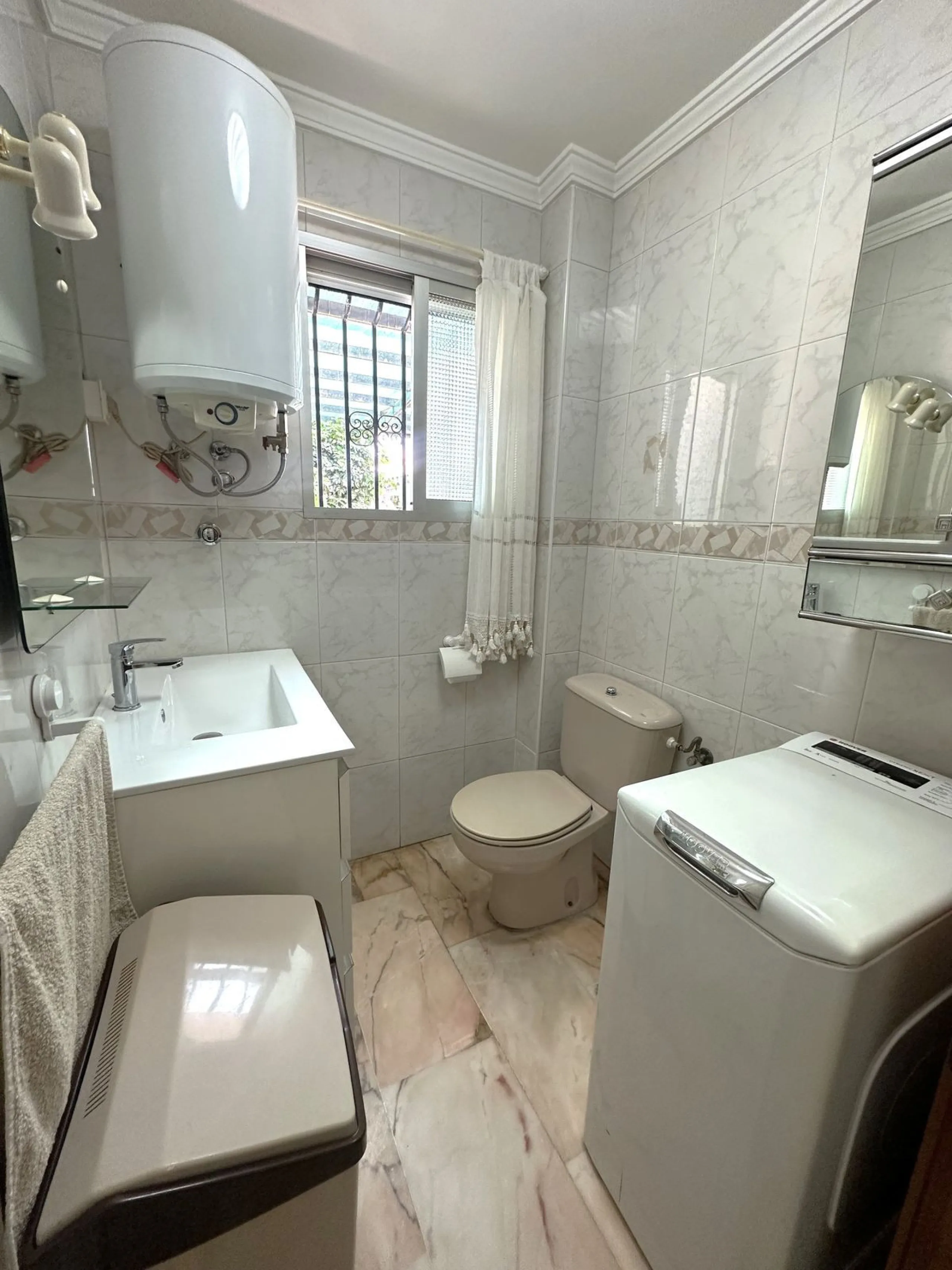 Beachfront! Semi-detached house in need of renovation with direct access to the beach, a beautiful front garden with the possibility of creating a pool, and a cozy patio at the rear. It is distributed over two floors: a living-dining room, a bathroom, and
