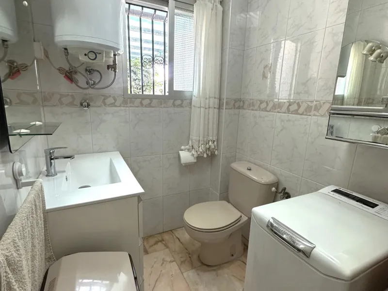 Beachfront! Semi-detached house in need of renovation with direct access to the beach, a beautiful front garden with the possibility of creating a pool, and a cozy patio at the rear. It is distributed over two floors: a living-dining room, a bathroom, and