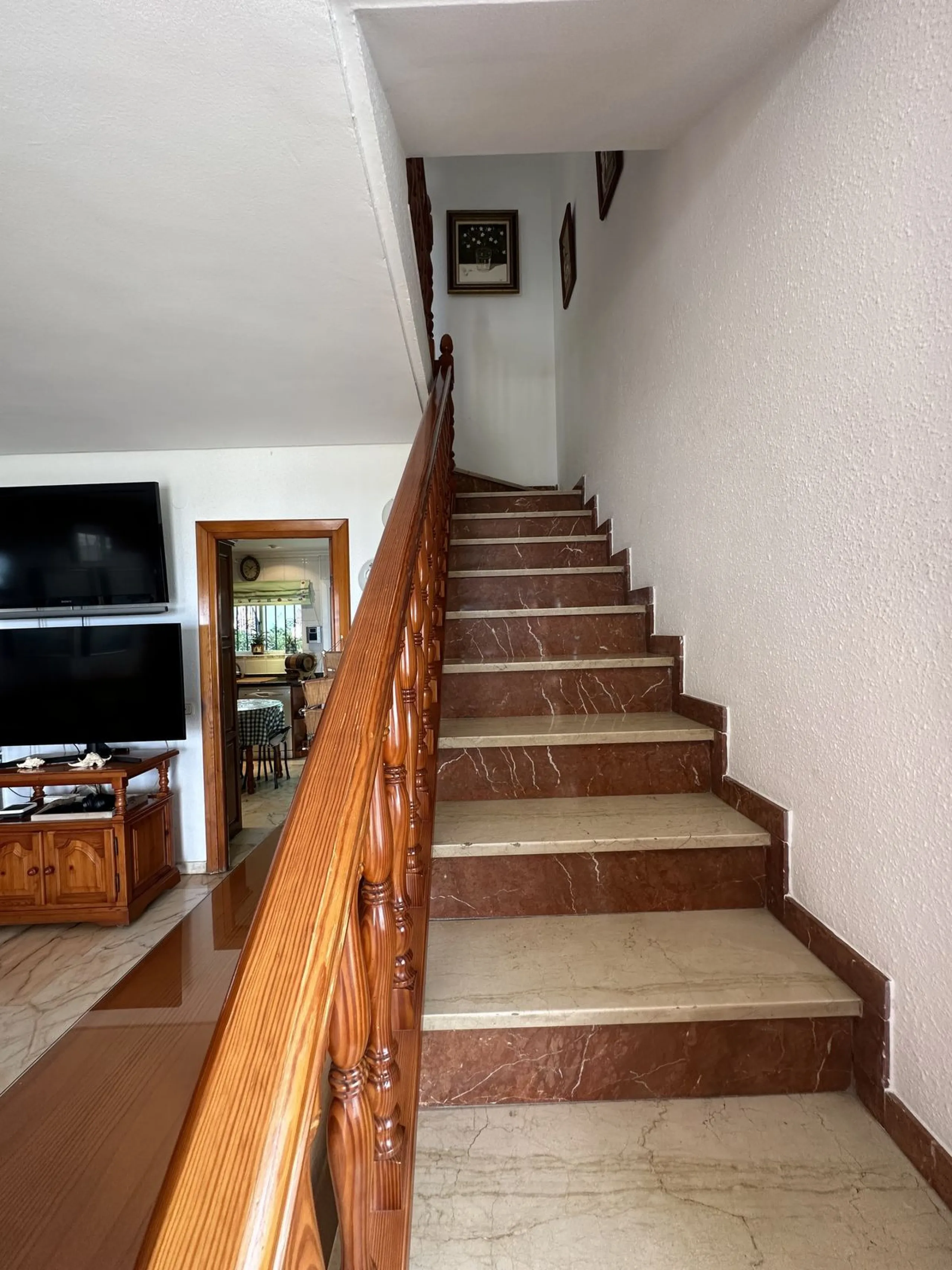 Beachfront! Semi-detached house in need of renovation with direct access to the beach, a beautiful front garden with the possibility of creating a pool, and a cozy patio at the rear. It is distributed over two floors: a living-dining room, a bathroom, and
