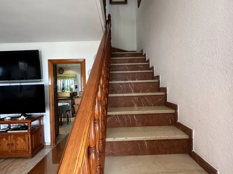 Beachfront! Semi-detached house in need of renovation with direct access to the beach, a beautiful front garden with the possibility of creating a pool, and a cozy patio at the rear. It is distributed over two floors: a living-dining room, a bathroom, and