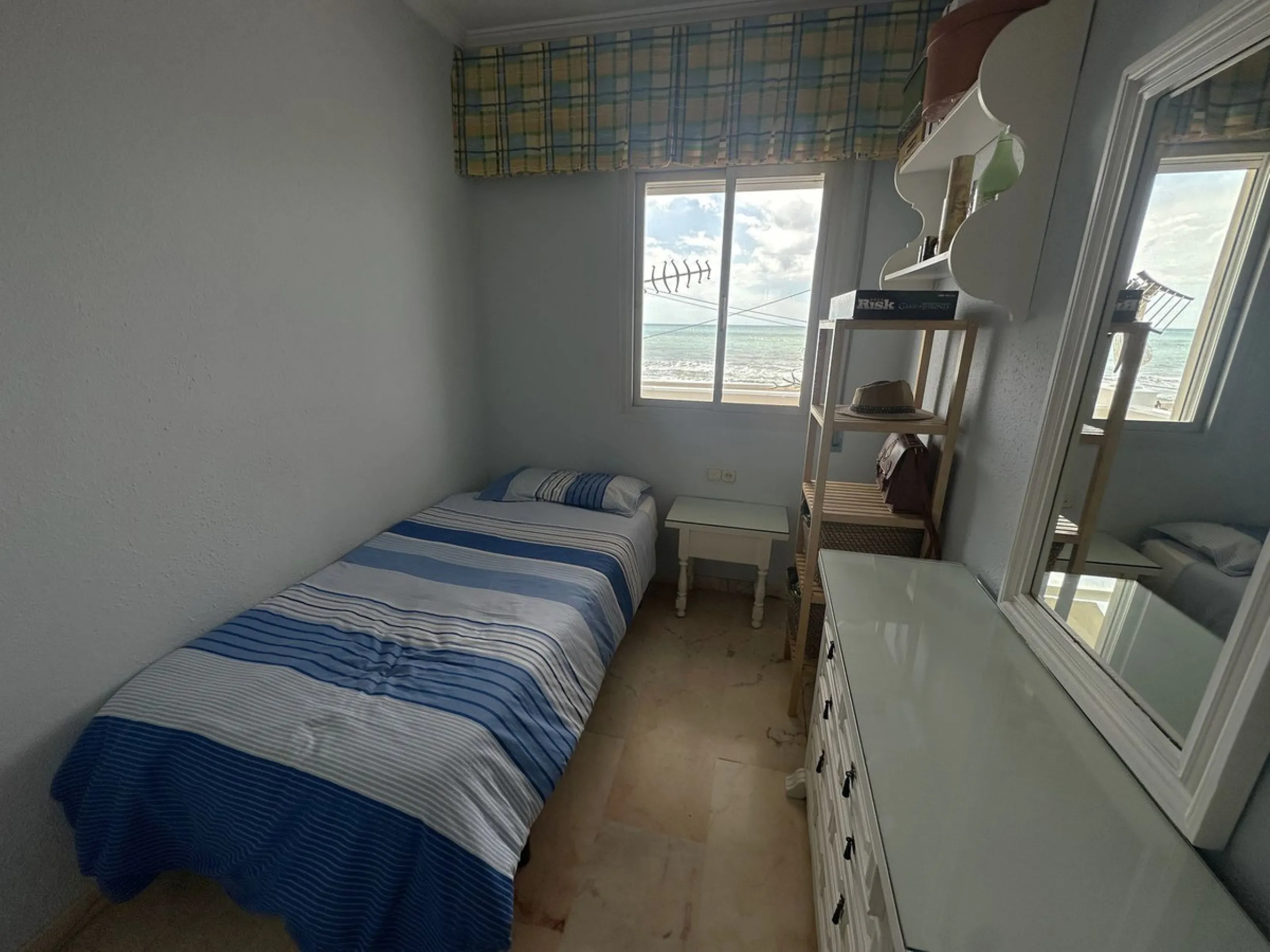 Beachfront! Semi-detached house in need of renovation with direct access to the beach, a beautiful front garden with the possibility of creating a pool, and a cozy patio at the rear. It is distributed over two floors: a living-dining room, a bathroom, and