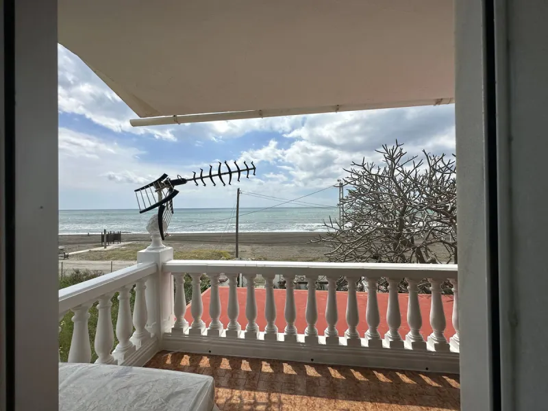 Beachfront! Semi-detached house in need of renovation with direct access to the beach, a beautiful front garden with the possibility of creating a pool, and a cozy patio at the rear. It is distributed over two floors: a living-dining room, a bathroom, and