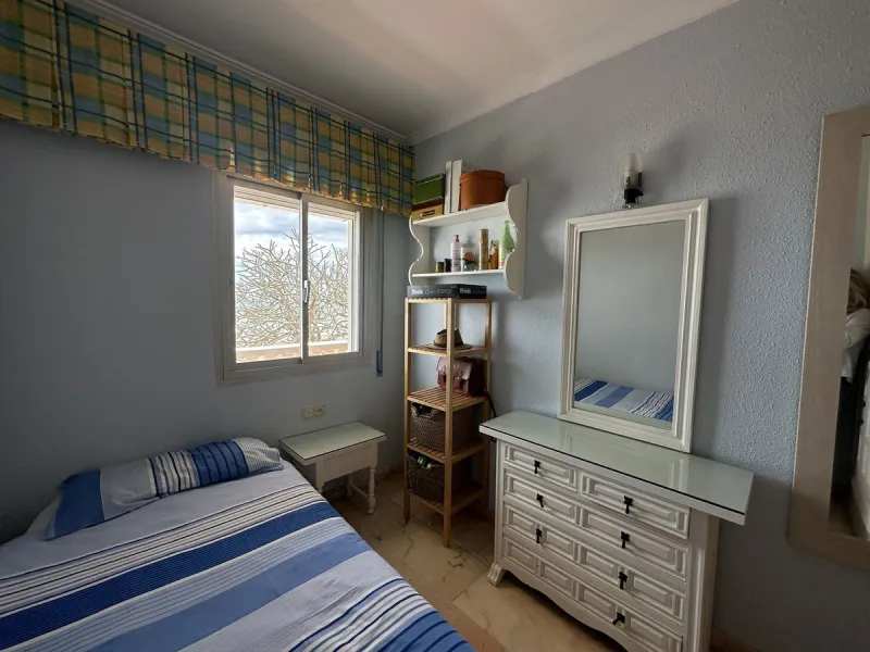 Beachfront! Semi-detached house in need of renovation with direct access to the beach, a beautiful front garden with the possibility of creating a pool, and a cozy patio at the rear. It is distributed over two floors: a living-dining room, a bathroom, and