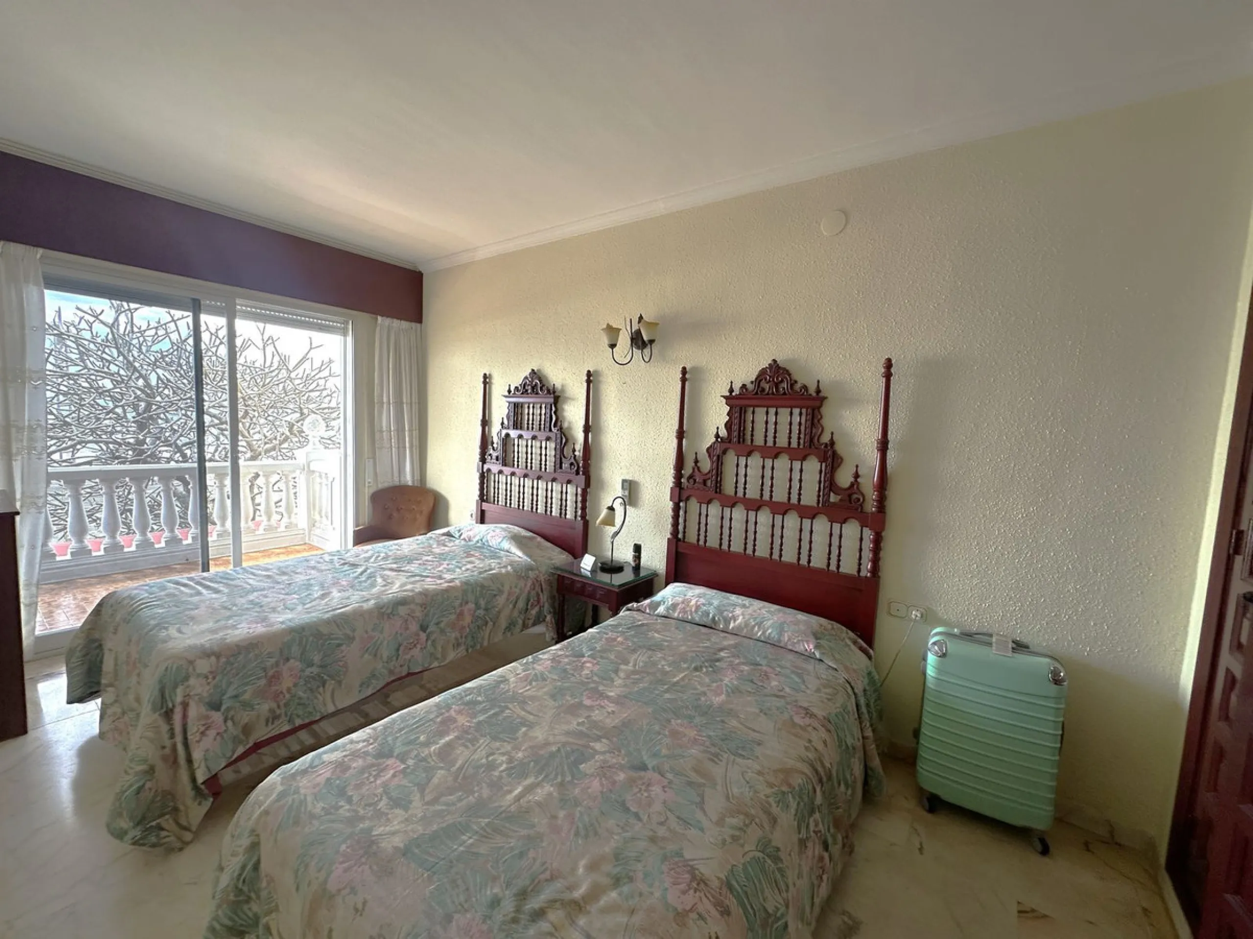 Beachfront! Semi-detached house in need of renovation with direct access to the beach, a beautiful front garden with the possibility of creating a pool, and a cozy patio at the rear. It is distributed over two floors: a living-dining room, a bathroom, and