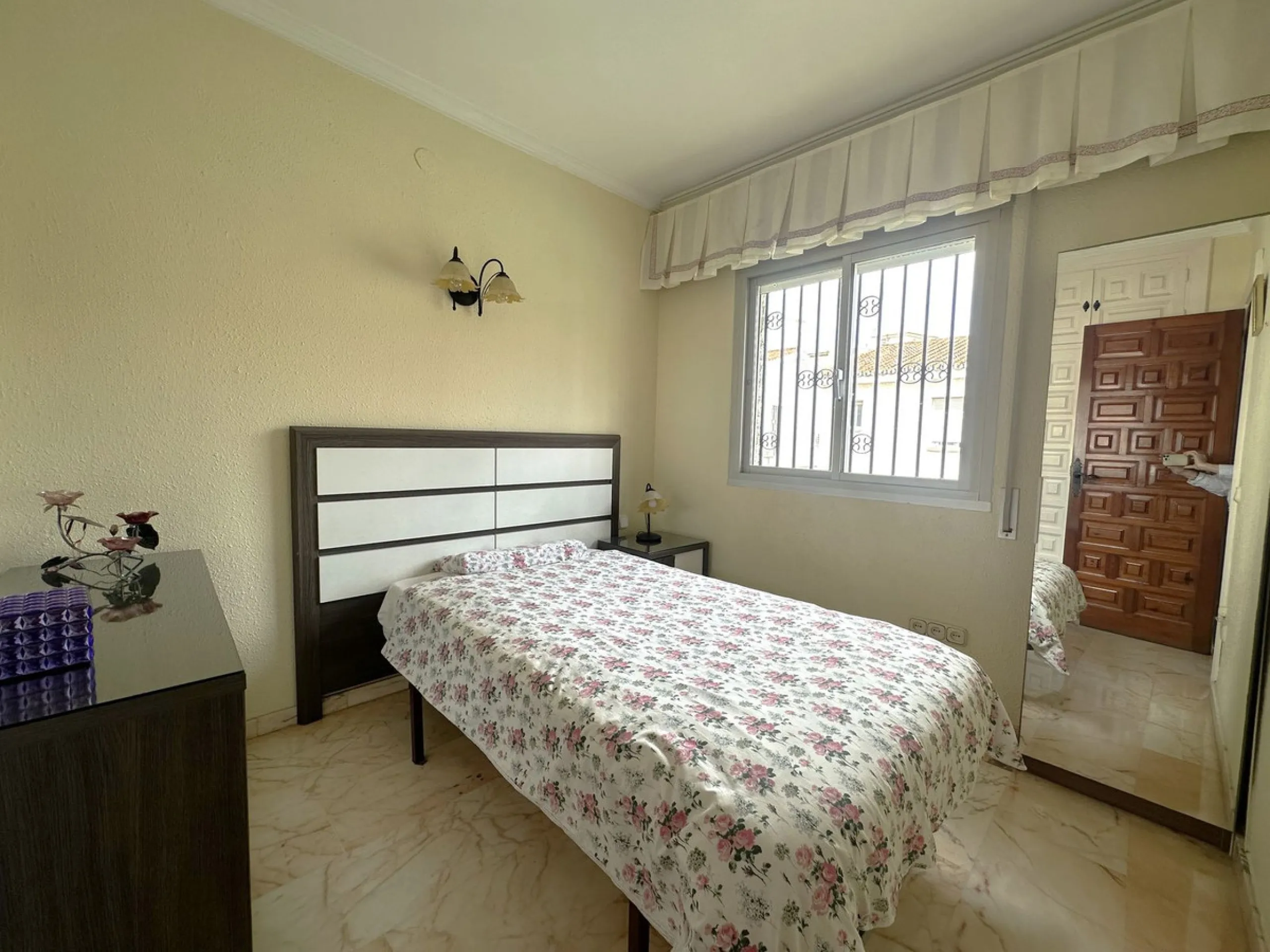 Beachfront! Semi-detached house in need of renovation with direct access to the beach, a beautiful front garden with the possibility of creating a pool, and a cozy patio at the rear. It is distributed over two floors: a living-dining room, a bathroom, and