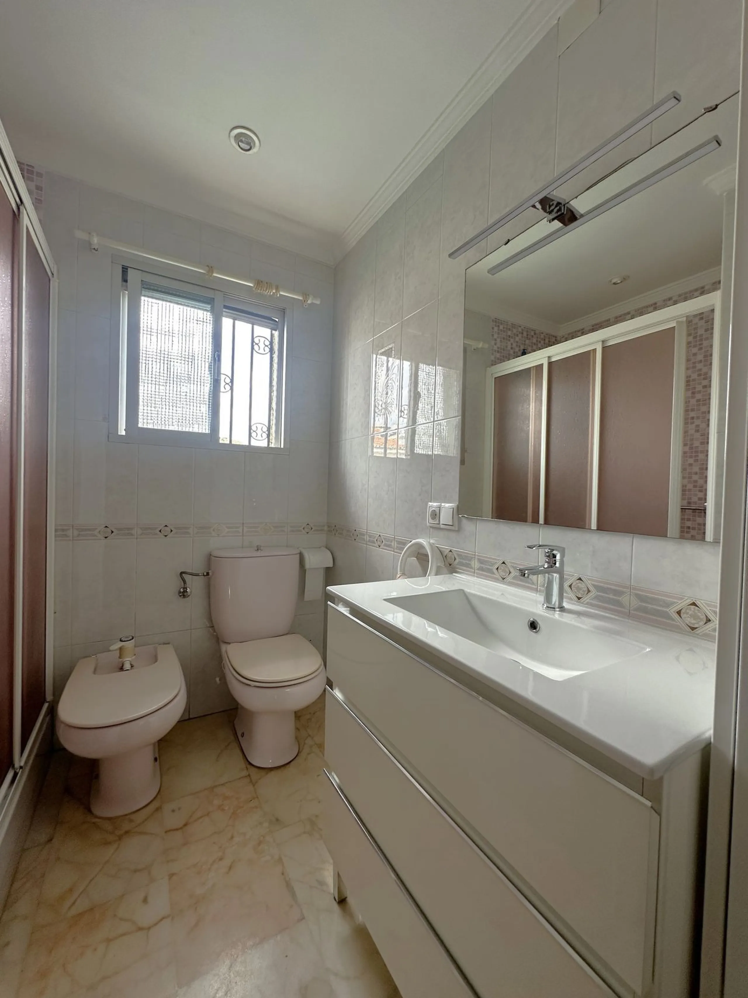 Beachfront! Semi-detached house in need of renovation with direct access to the beach, a beautiful front garden with the possibility of creating a pool, and a cozy patio at the rear. It is distributed over two floors: a living-dining room, a bathroom, and