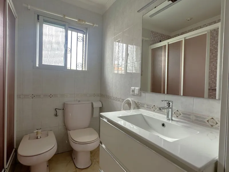Beachfront! Semi-detached house in need of renovation with direct access to the beach, a beautiful front garden with the possibility of creating a pool, and a cozy patio at the rear. It is distributed over two floors: a living-dining room, a bathroom, and