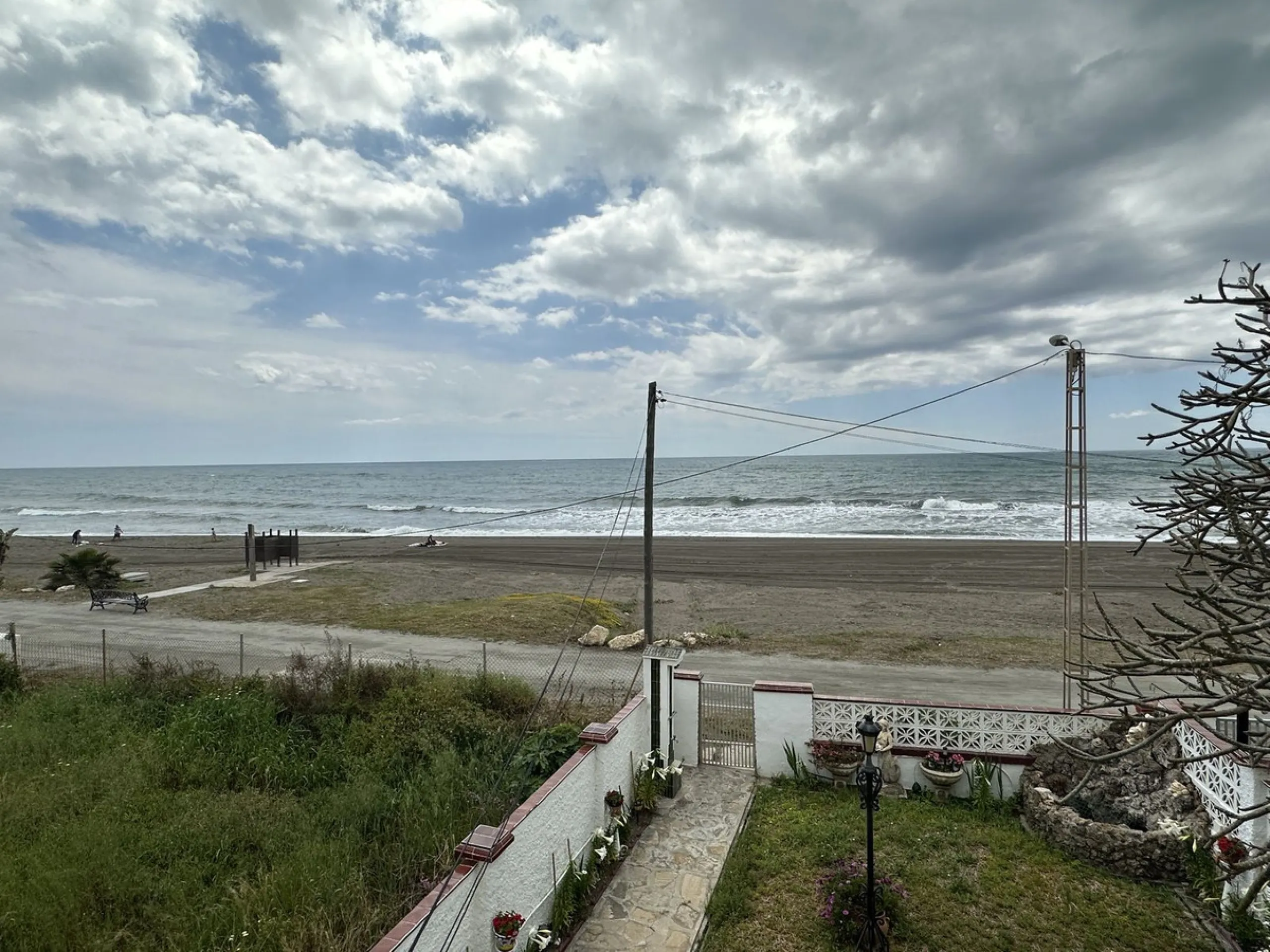 Beachfront! Semi-detached house in need of renovation with direct access to the beach, a beautiful front garden with the possibility of creating a pool, and a cozy patio at the rear. It is distributed over two floors: a living-dining room, a bathroom, and