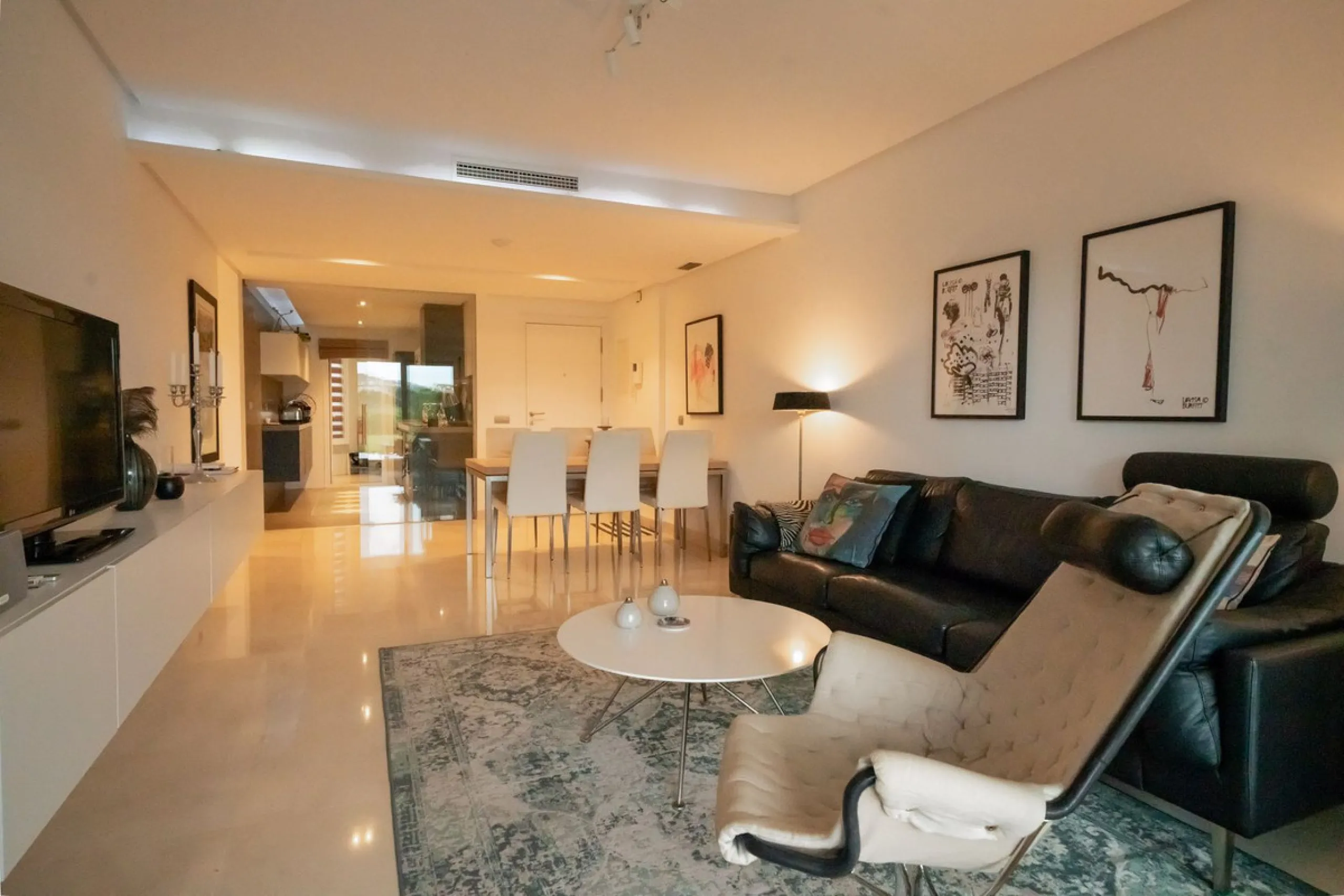 Modern 2-bedroom, 2-bathroom apartment in the sought-after urbanisation Los Robles de Los Arqueros. Enjoy a spacious west-facing terrace with afternoon sun and stunning views over El Higueral golf course. The property comes with a private underground park