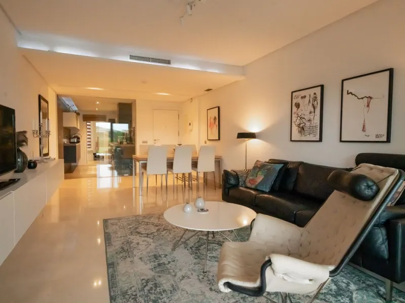 Modern 2-bedroom, 2-bathroom apartment in the sought-after urbanisation Los Robles de Los Arqueros. Enjoy a spacious west-facing terrace with afternoon sun and stunning views over El Higueral golf course. The property comes with a private underground park