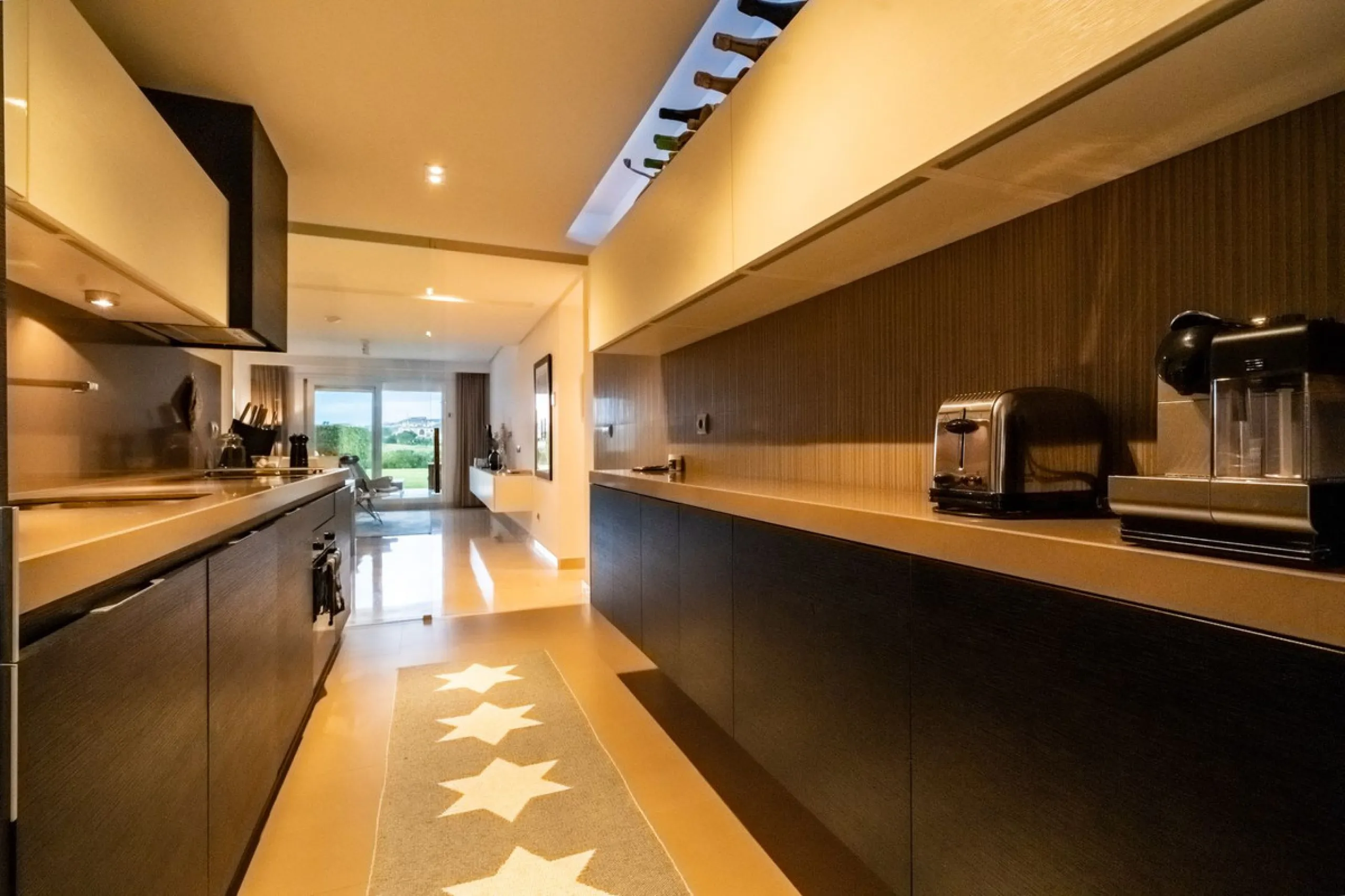 Modern 2-bedroom, 2-bathroom apartment in the sought-after urbanisation Los Robles de Los Arqueros. Enjoy a spacious west-facing terrace with afternoon sun and stunning views over El Higueral golf course. The property comes with a private underground park