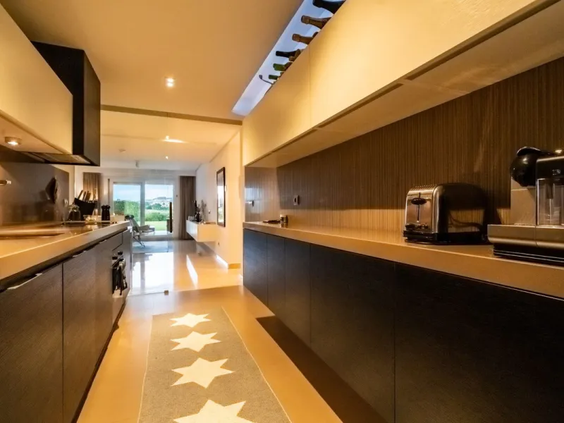 Modern 2-bedroom, 2-bathroom apartment in the sought-after urbanisation Los Robles de Los Arqueros. Enjoy a spacious west-facing terrace with afternoon sun and stunning views over El Higueral golf course. The property comes with a private underground park