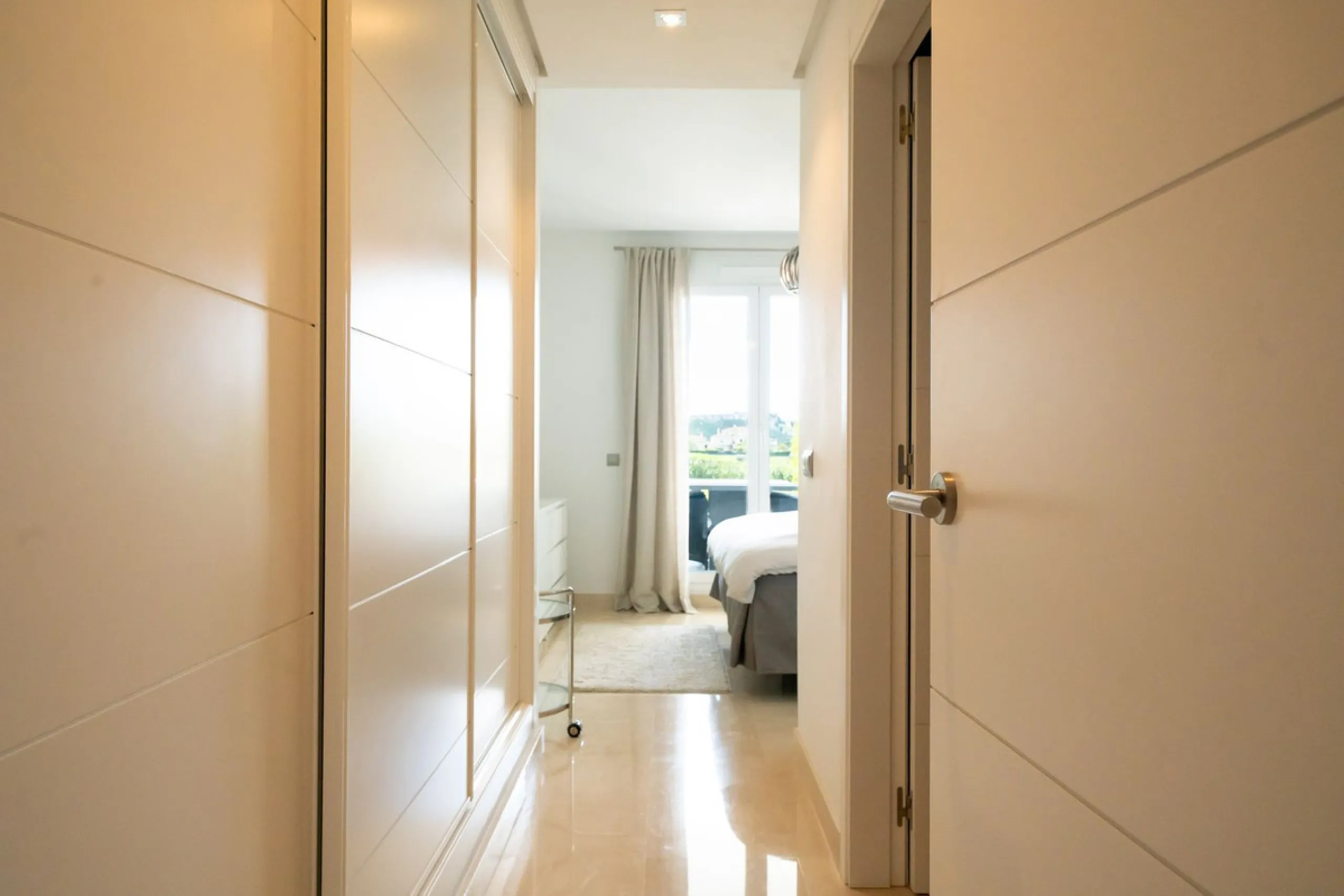 Modern 2-bedroom, 2-bathroom apartment in the sought-after urbanisation Los Robles de Los Arqueros. Enjoy a spacious west-facing terrace with afternoon sun and stunning views over El Higueral golf course. The property comes with a private underground park