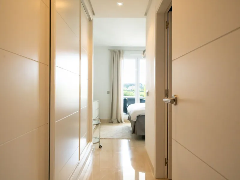 Modern 2-bedroom, 2-bathroom apartment in the sought-after urbanisation Los Robles de Los Arqueros. Enjoy a spacious west-facing terrace with afternoon sun and stunning views over El Higueral golf course. The property comes with a private underground park
