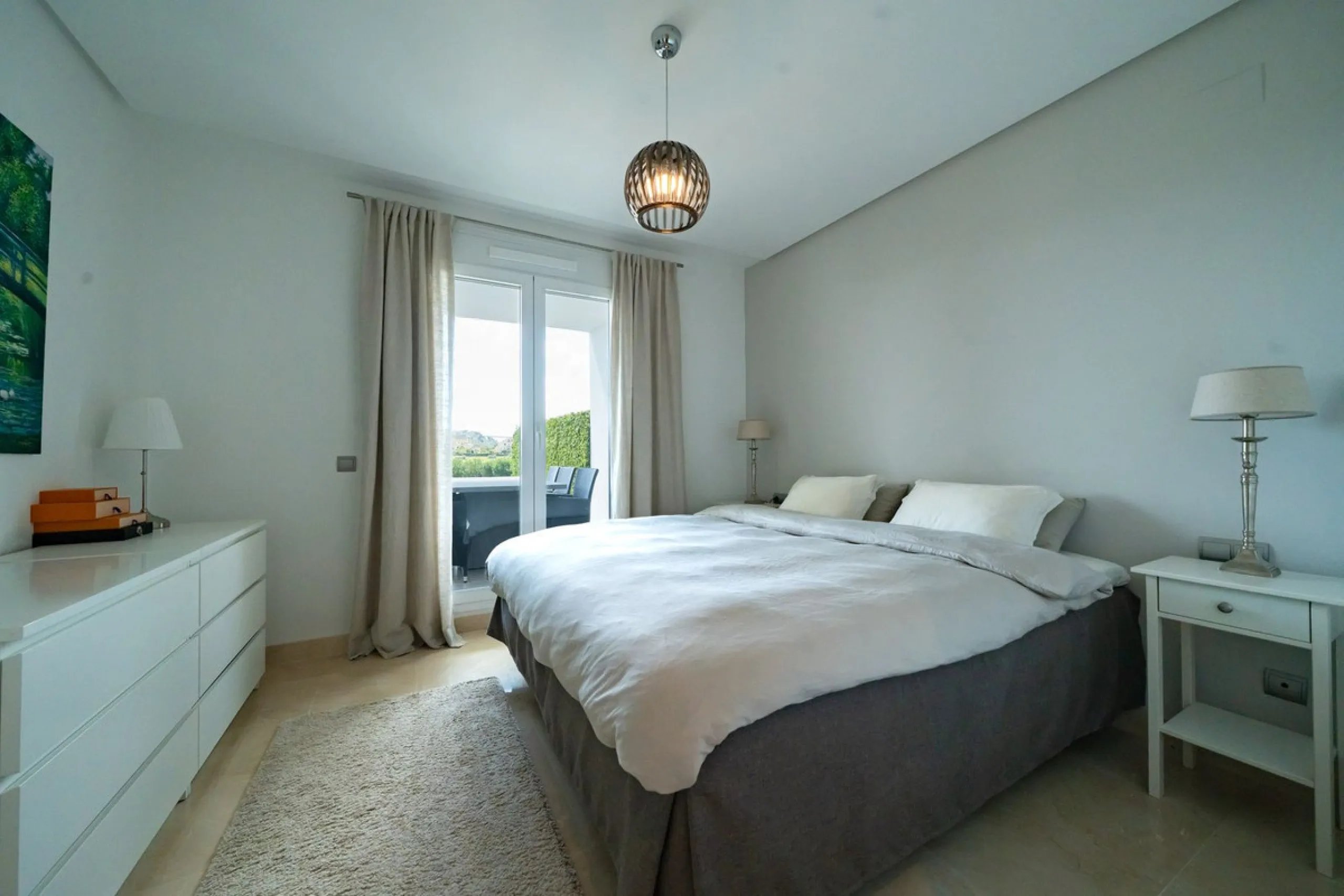 Modern 2-bedroom, 2-bathroom apartment in the sought-after urbanisation Los Robles de Los Arqueros. Enjoy a spacious west-facing terrace with afternoon sun and stunning views over El Higueral golf course. The property comes with a private underground park