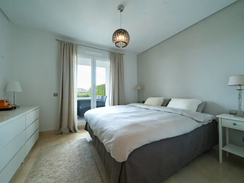 Modern 2-bedroom, 2-bathroom apartment in the sought-after urbanisation Los Robles de Los Arqueros. Enjoy a spacious west-facing terrace with afternoon sun and stunning views over El Higueral golf course. The property comes with a private underground park
