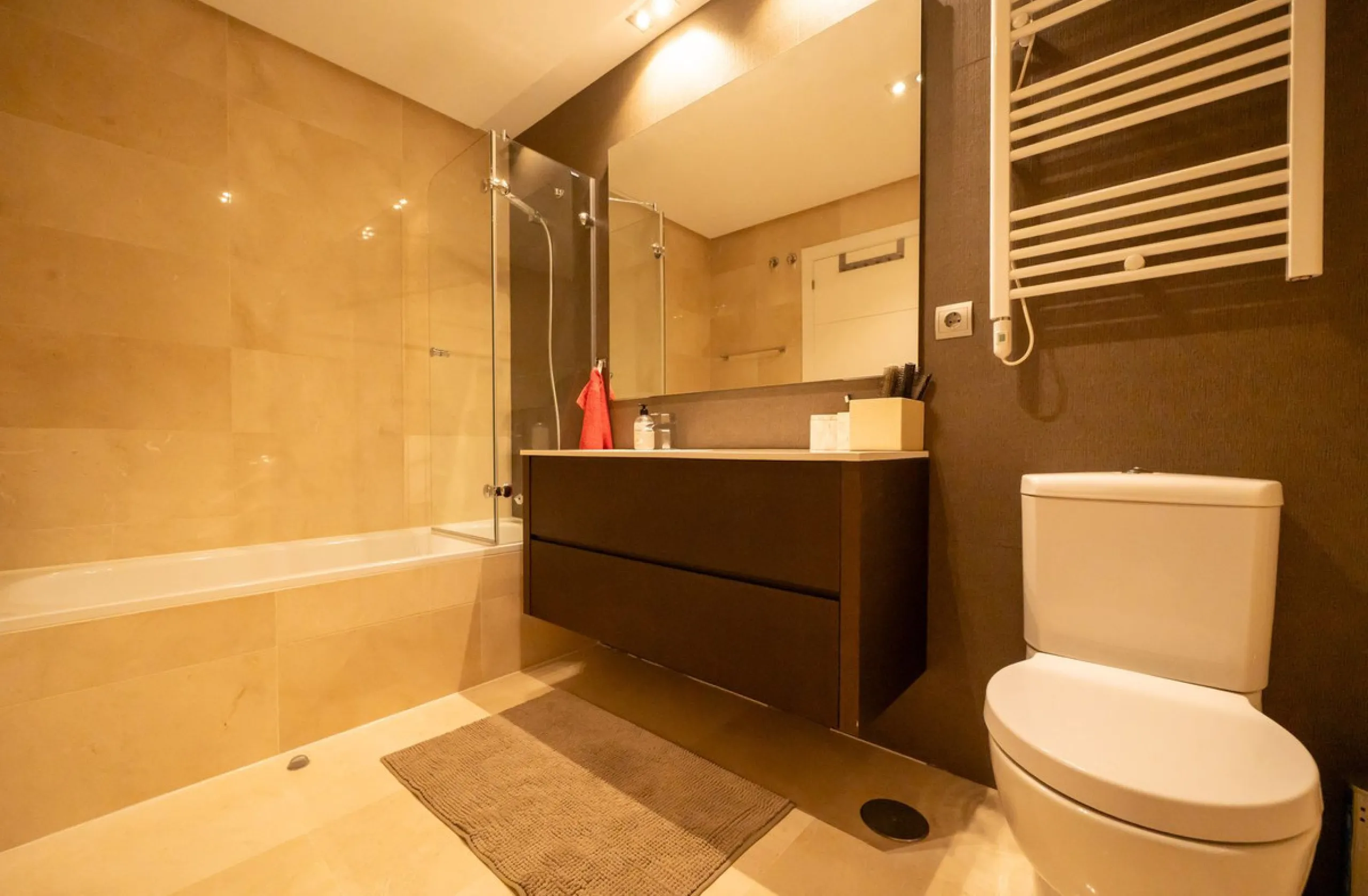 Modern 2-bedroom, 2-bathroom apartment in the sought-after urbanisation Los Robles de Los Arqueros. Enjoy a spacious west-facing terrace with afternoon sun and stunning views over El Higueral golf course. The property comes with a private underground park