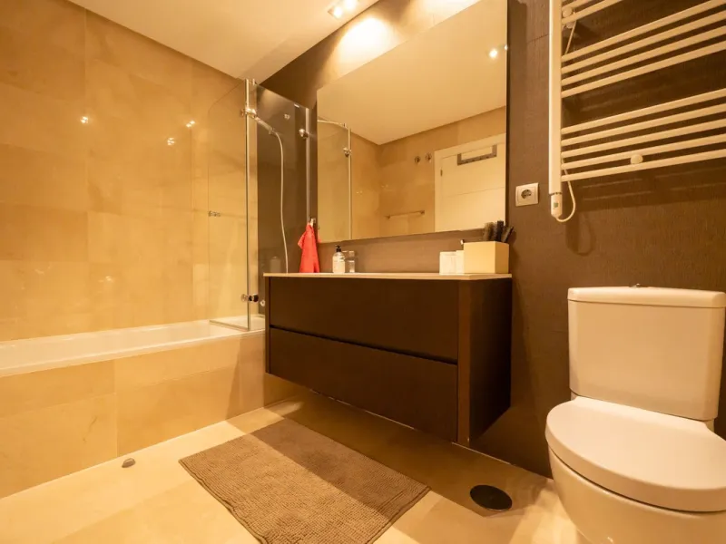 Modern 2-bedroom, 2-bathroom apartment in the sought-after urbanisation Los Robles de Los Arqueros. Enjoy a spacious west-facing terrace with afternoon sun and stunning views over El Higueral golf course. The property comes with a private underground park