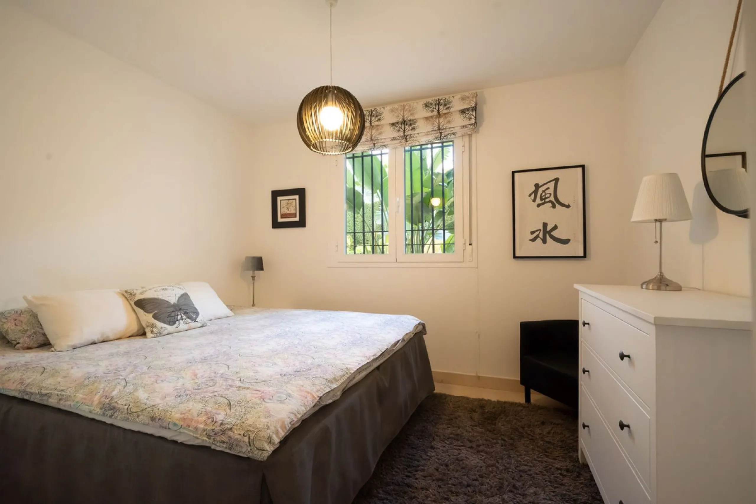 Modern 2-bedroom, 2-bathroom apartment in the sought-after urbanisation Los Robles de Los Arqueros. Enjoy a spacious west-facing terrace with afternoon sun and stunning views over El Higueral golf course. The property comes with a private underground park