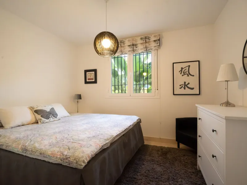 Modern 2-bedroom, 2-bathroom apartment in the sought-after urbanisation Los Robles de Los Arqueros. Enjoy a spacious west-facing terrace with afternoon sun and stunning views over El Higueral golf course. The property comes with a private underground park