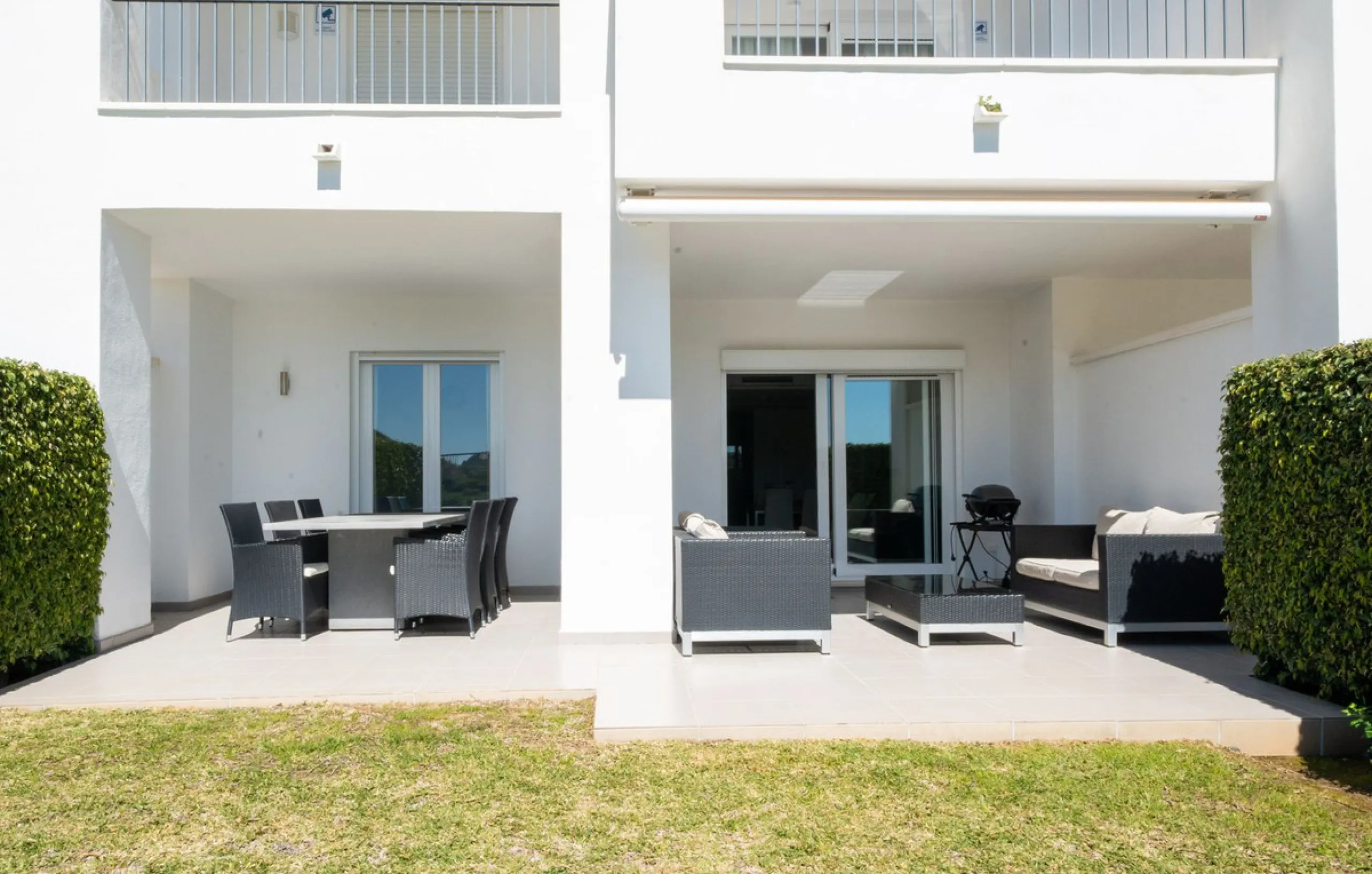 Modern 2-bedroom, 2-bathroom apartment in the sought-after urbanisation Los Robles de Los Arqueros. Enjoy a spacious west-facing terrace with afternoon sun and stunning views over El Higueral golf course. The property comes with a private underground park