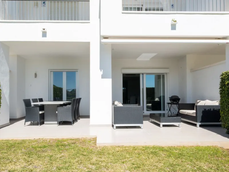 Modern 2-bedroom, 2-bathroom apartment in the sought-after urbanisation Los Robles de Los Arqueros. Enjoy a spacious west-facing terrace with afternoon sun and stunning views over El Higueral golf course. The property comes with a private underground park