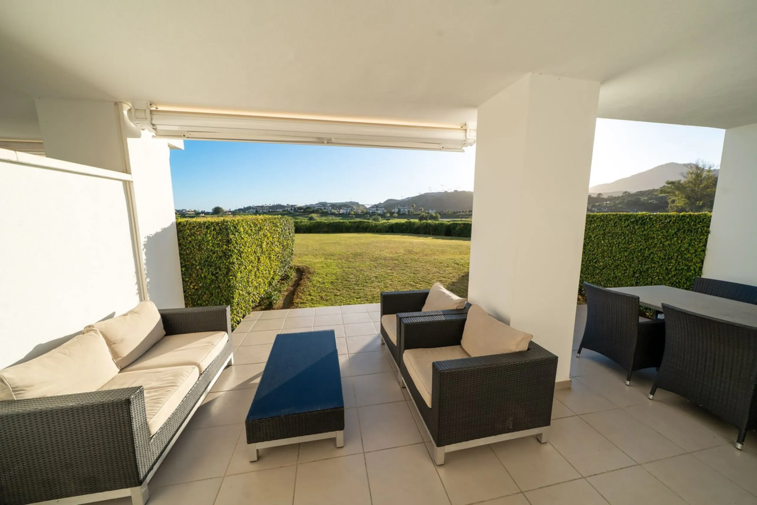 Modern 2-bedroom, 2-bathroom apartment in the sought-after urbanisation Los Robles de Los Arqueros. Enjoy a spacious west-facing terrace with afternoon sun and stunning views over El Higueral golf course. The property comes with a private underground park